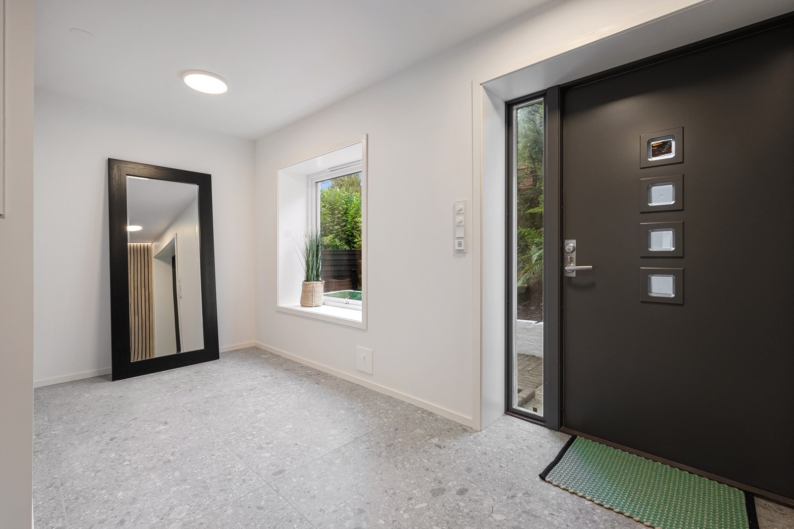 Når du kommer inn er det plass til både oppheng, skohyller og mer Galleribilde