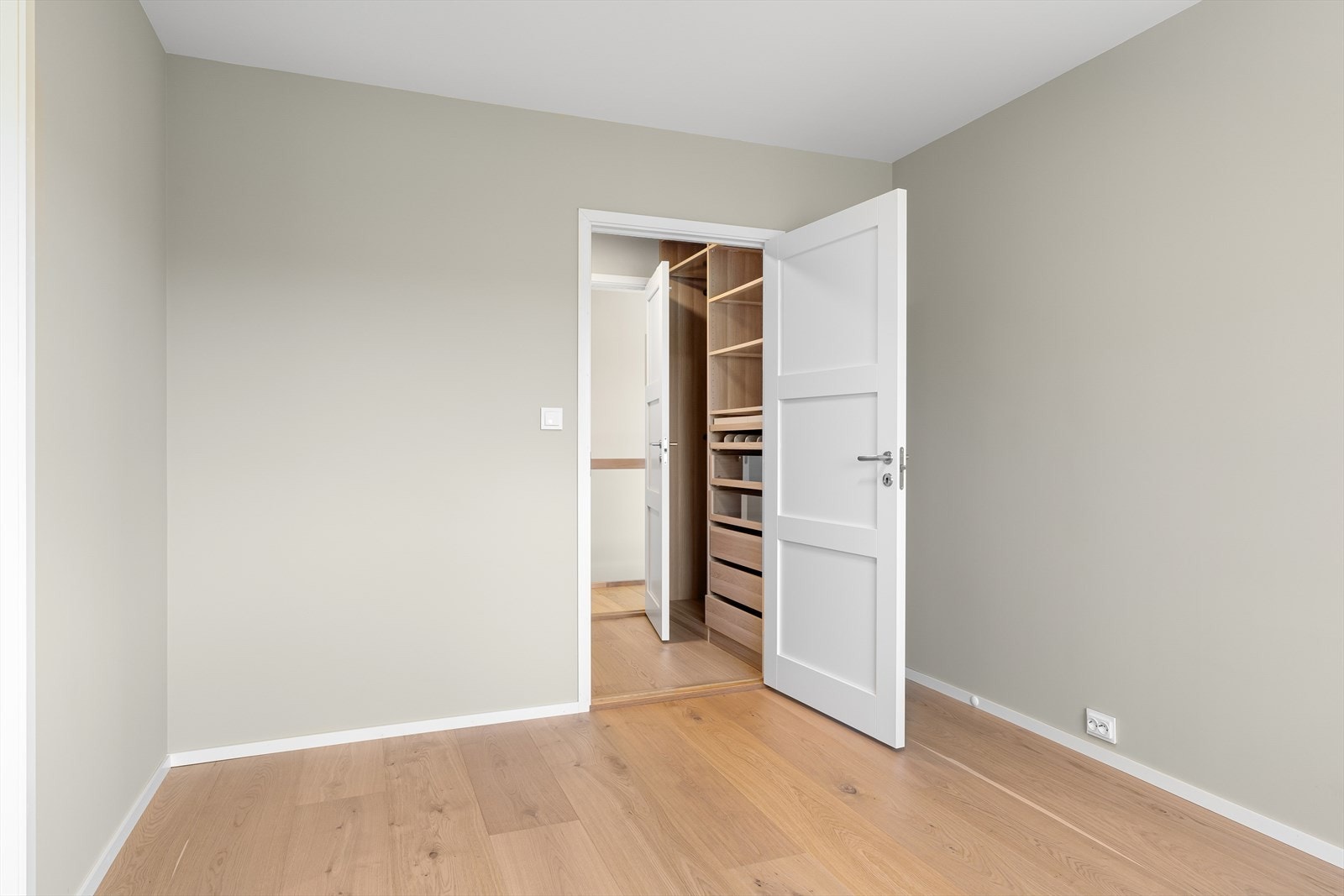 Hovedsoverommet har også et eget walk-in-closet Galleribilde