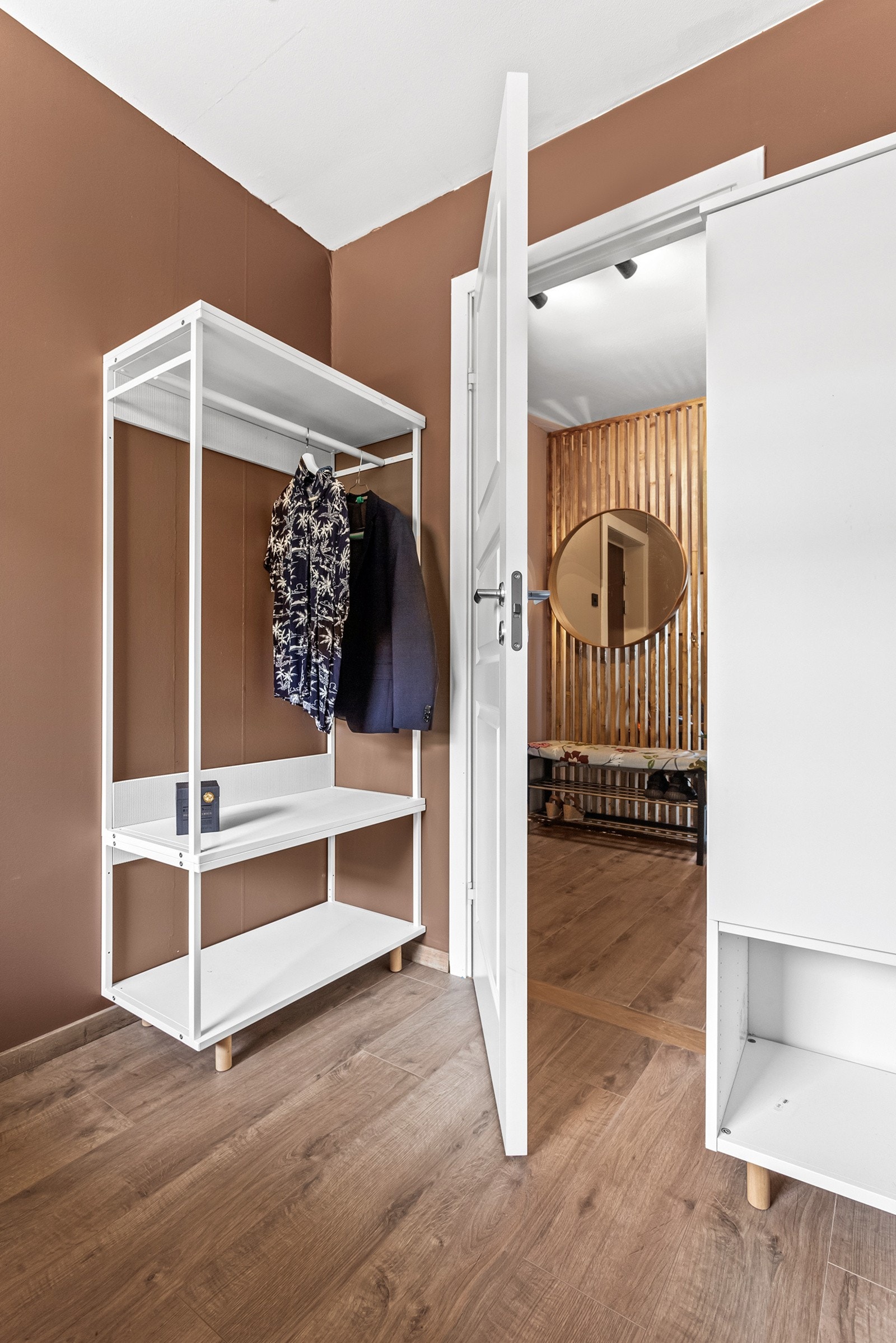 Ytterligere lagringsplass bak døren. Galleribilde