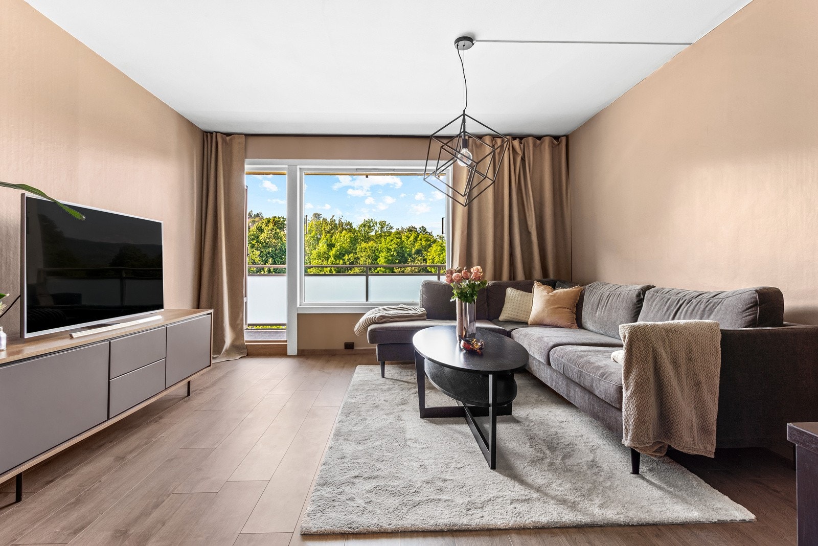 Flott oppholdsrom med nyere 1-stavs laminatgulv, varmefolie og glatte malte overflater i flott farge. Galleribilde