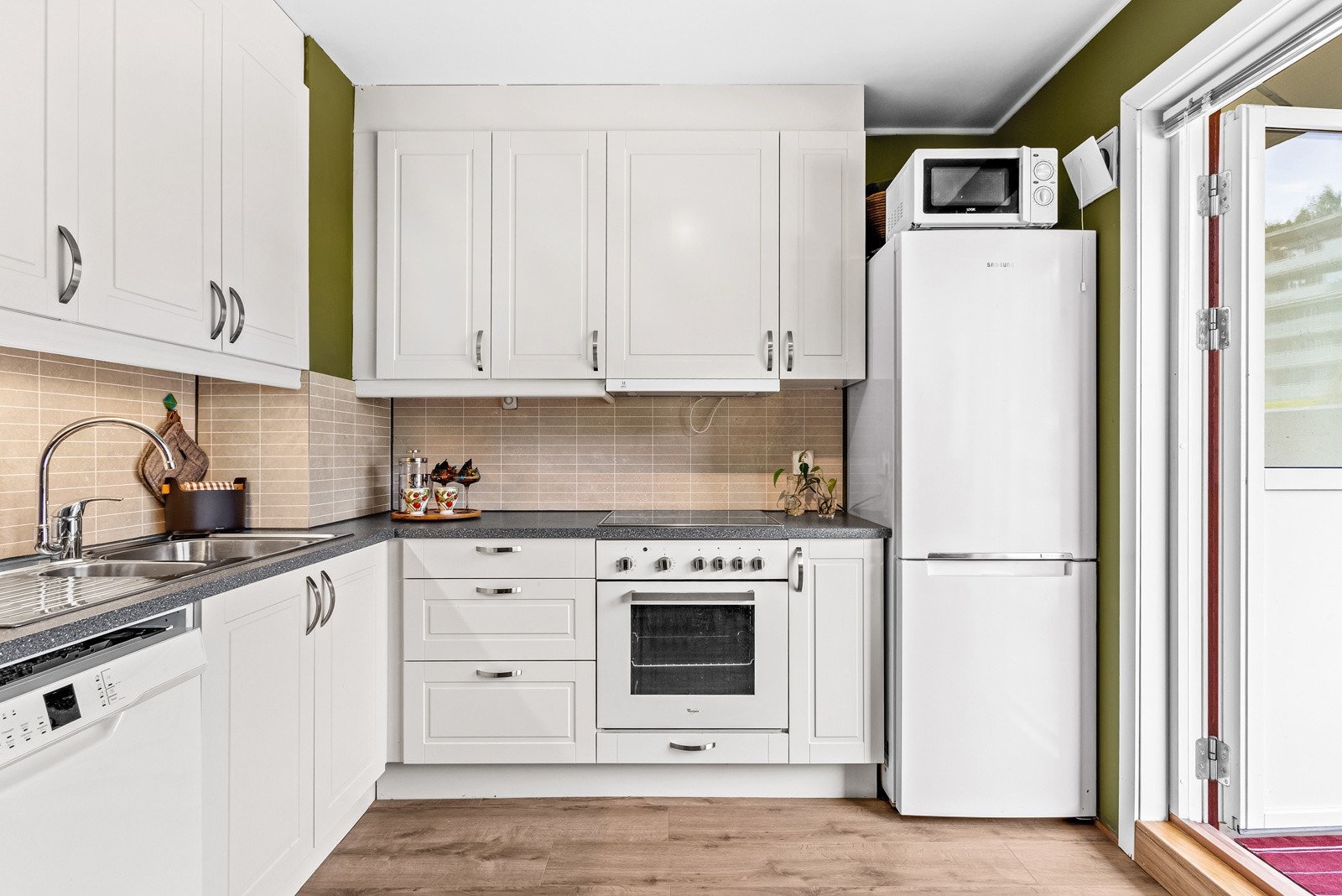 Av hvitevarer har du integrert keramisk platetopp, stekeovn, oppvaskmaskin i egen nisje samt frittstående kjøleskap Galleribilde