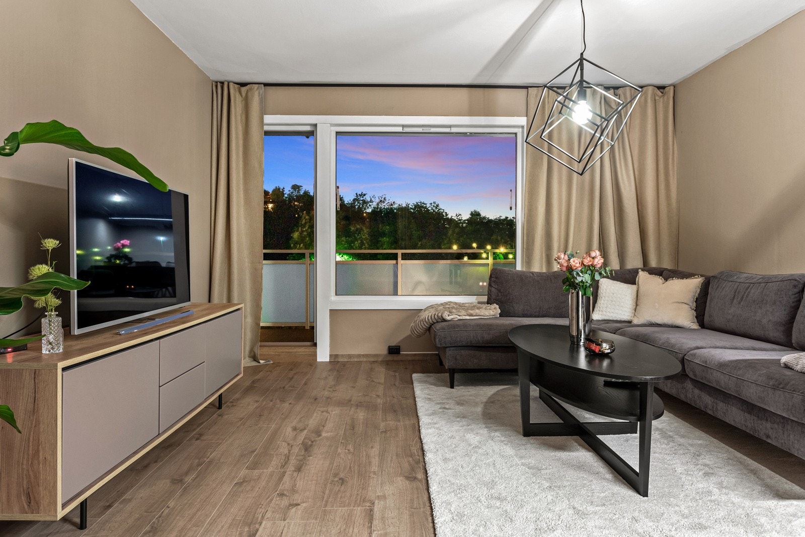 Kveldsstemning i stuen. Galleribilde