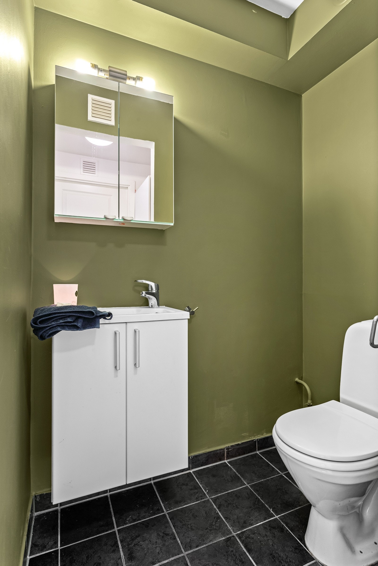 Separat toalettrom med flislagt gulv. Galleribilde