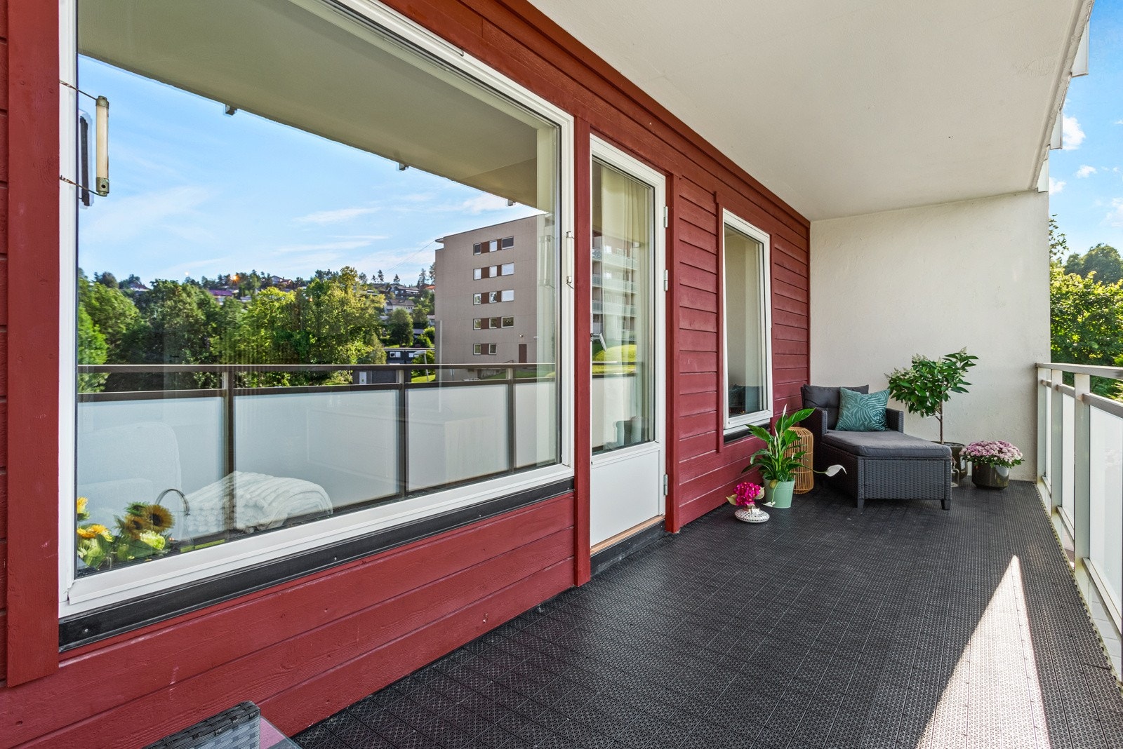 Stor og fin balkong med rom til det meste du trenger Galleribilde