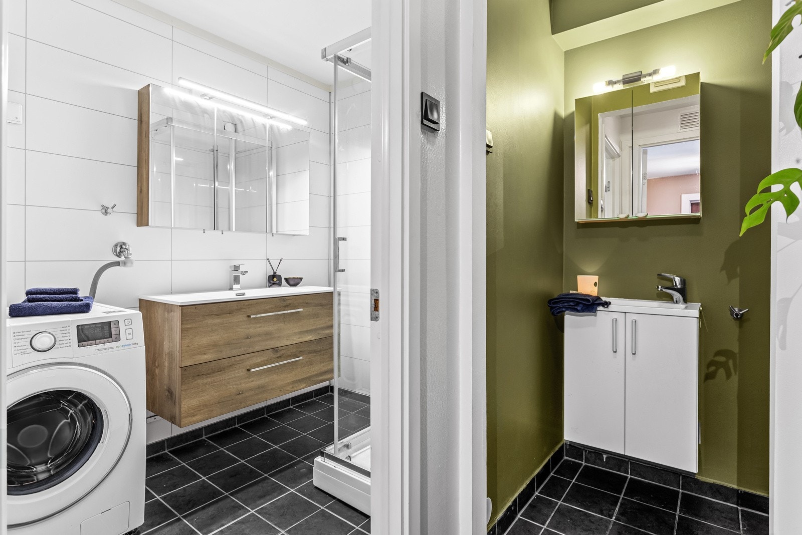 Før du kommer inn til bad og toalettrom er det en liten mellomgang med lagringsplass og innbygd varmtvannsbereder Galleribilde