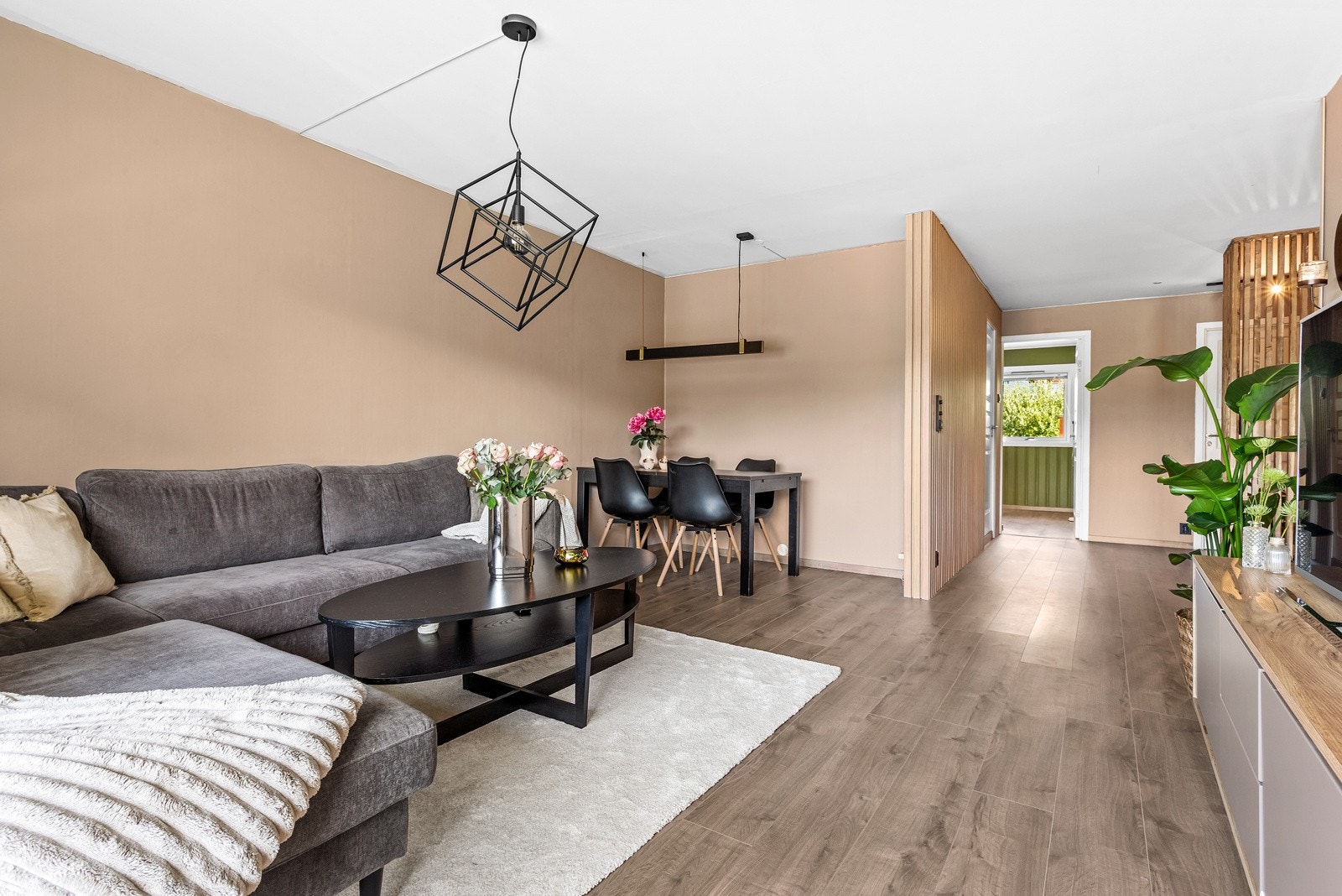 Stuen har en ypperlig utforming som gir deg plass til sofa og tv-hjørne samt spiseseksjon Galleribilde