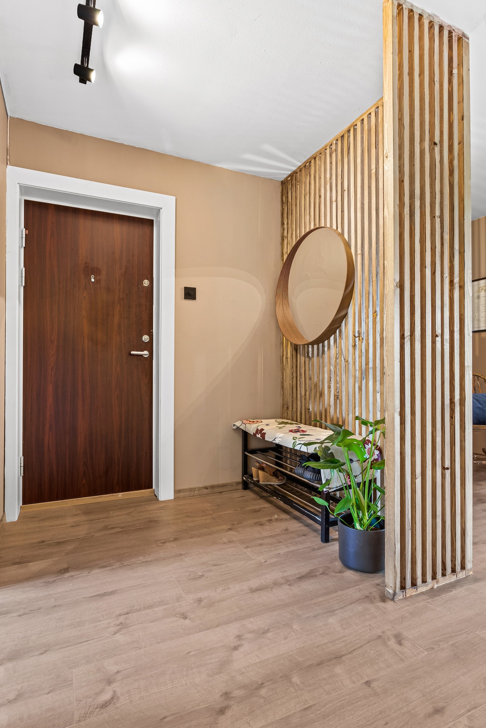 Entré/gang med plass til knaggrekker, sittebenk til av-og påkledning og skyhylle. Galleribilde