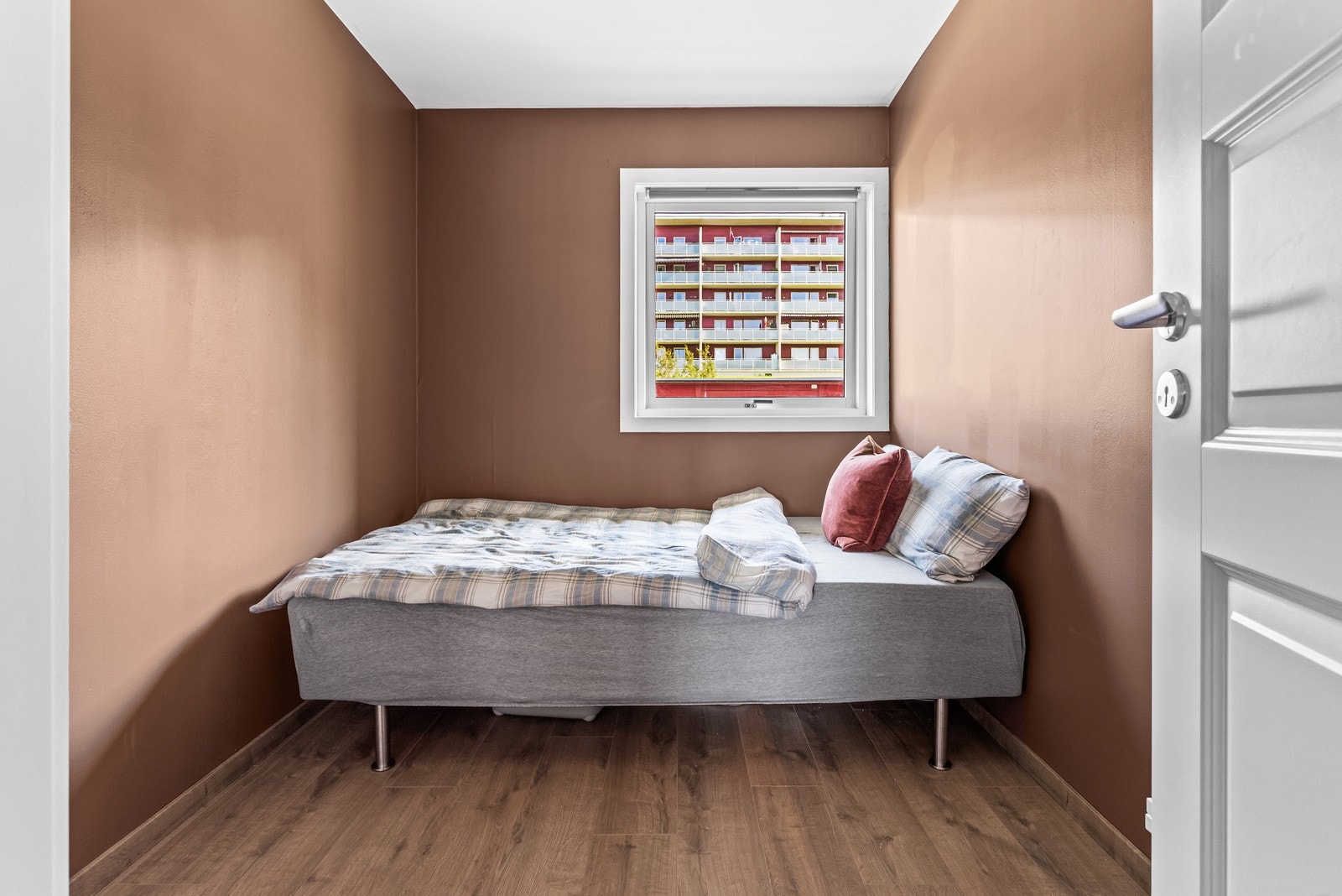 Soverom 2 holder også god størrelse. Det er nyere 1-stavs laminatgulv med varmefolie og malte overflater i moderne fargetone. Galleribilde