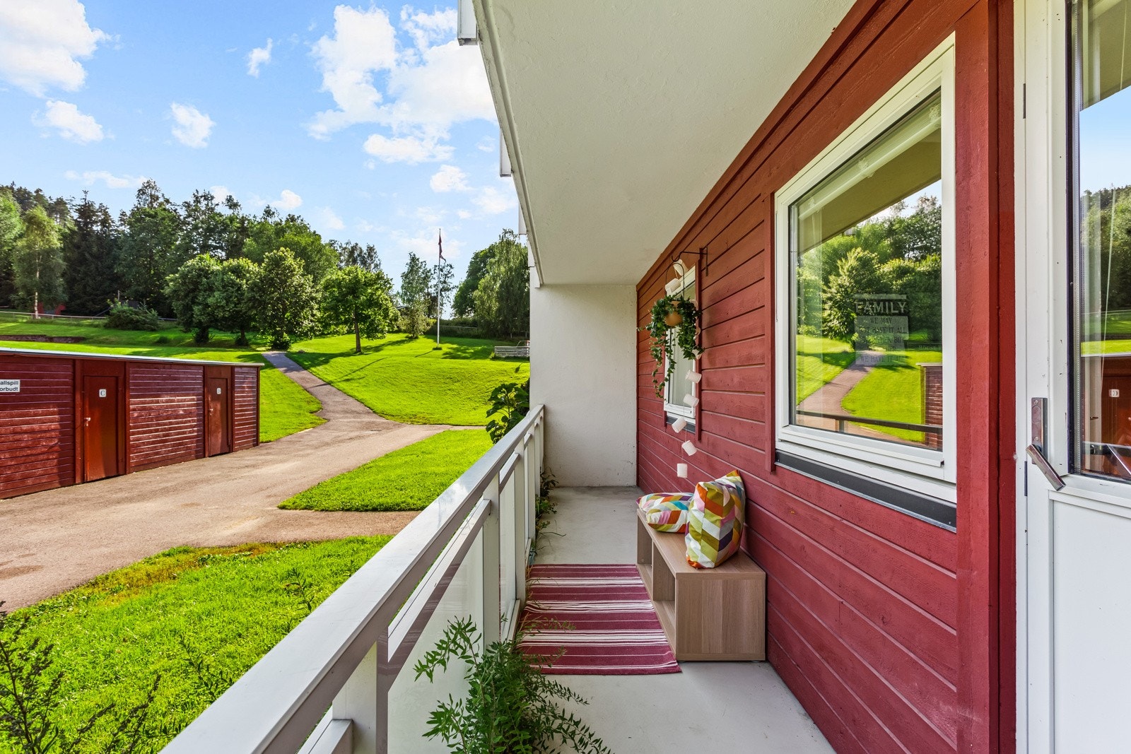 Her kan du holde øye med ungene leke utenfor. Galleribilde