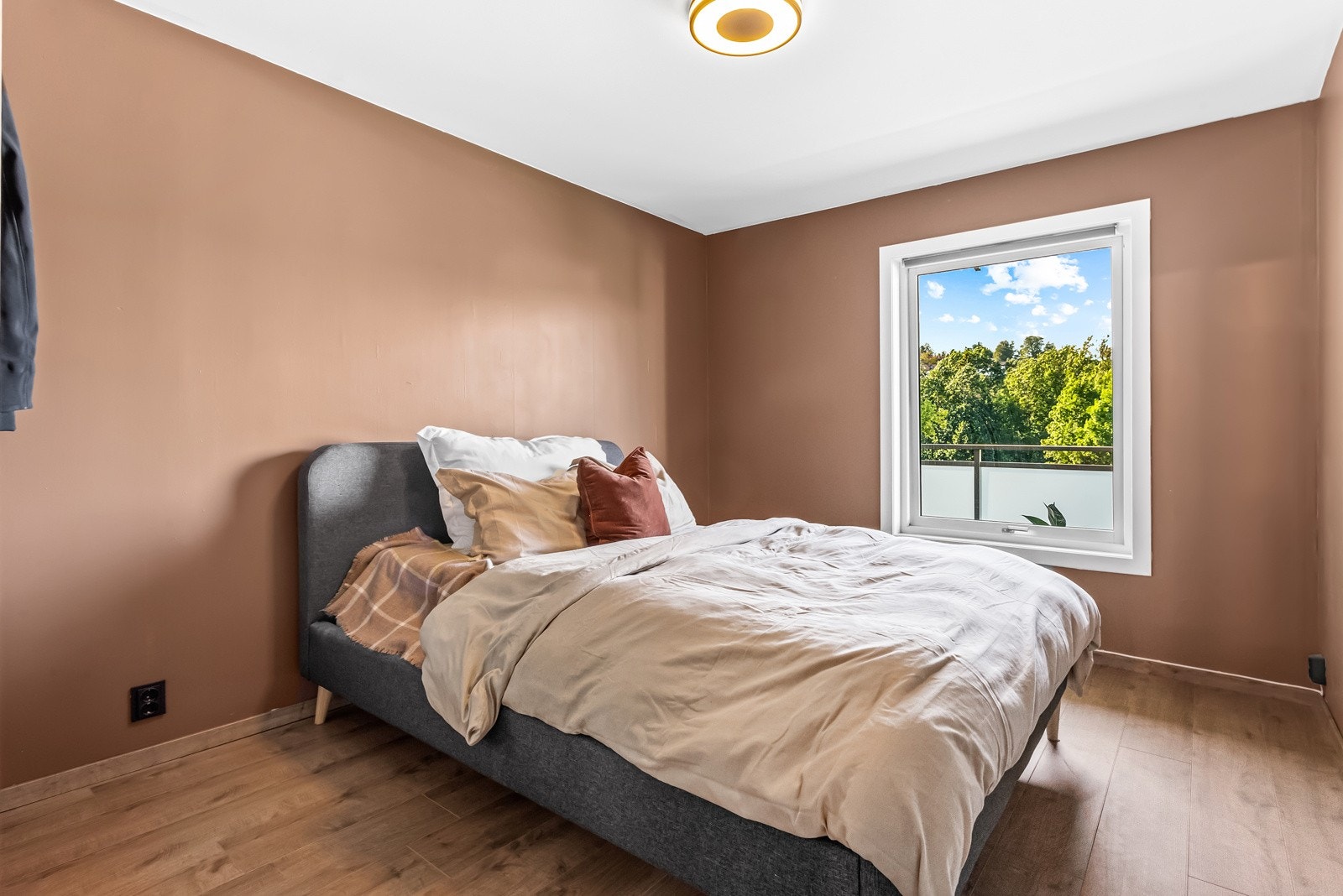 Flott hovedsoverom av stor størrelse. Det er også her nytt 1-stavs laminatgulv med varmefolie og malte overflater Galleribilde