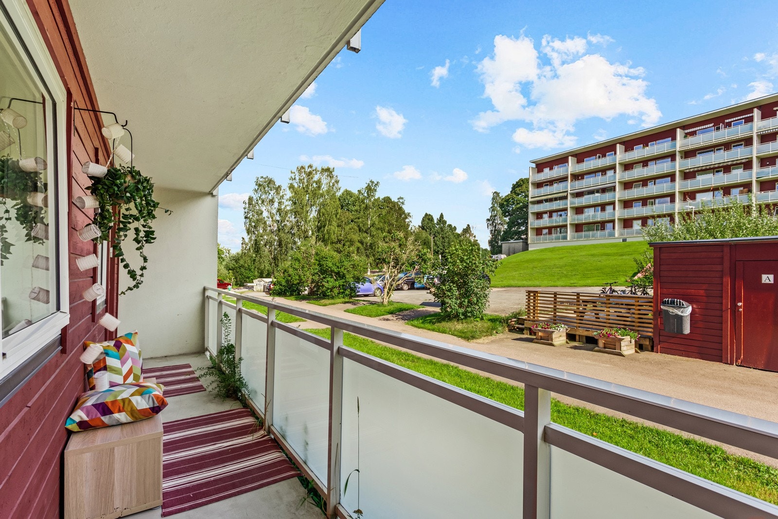 Videre utgang fra kjøkken til sydøstvendt balkong på ca. 12.7m². Galleribilde