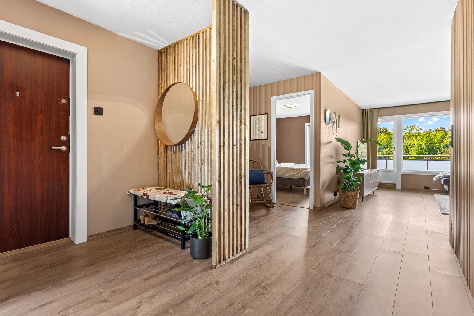 Trendy skillevegg med spiler. Galleribilde