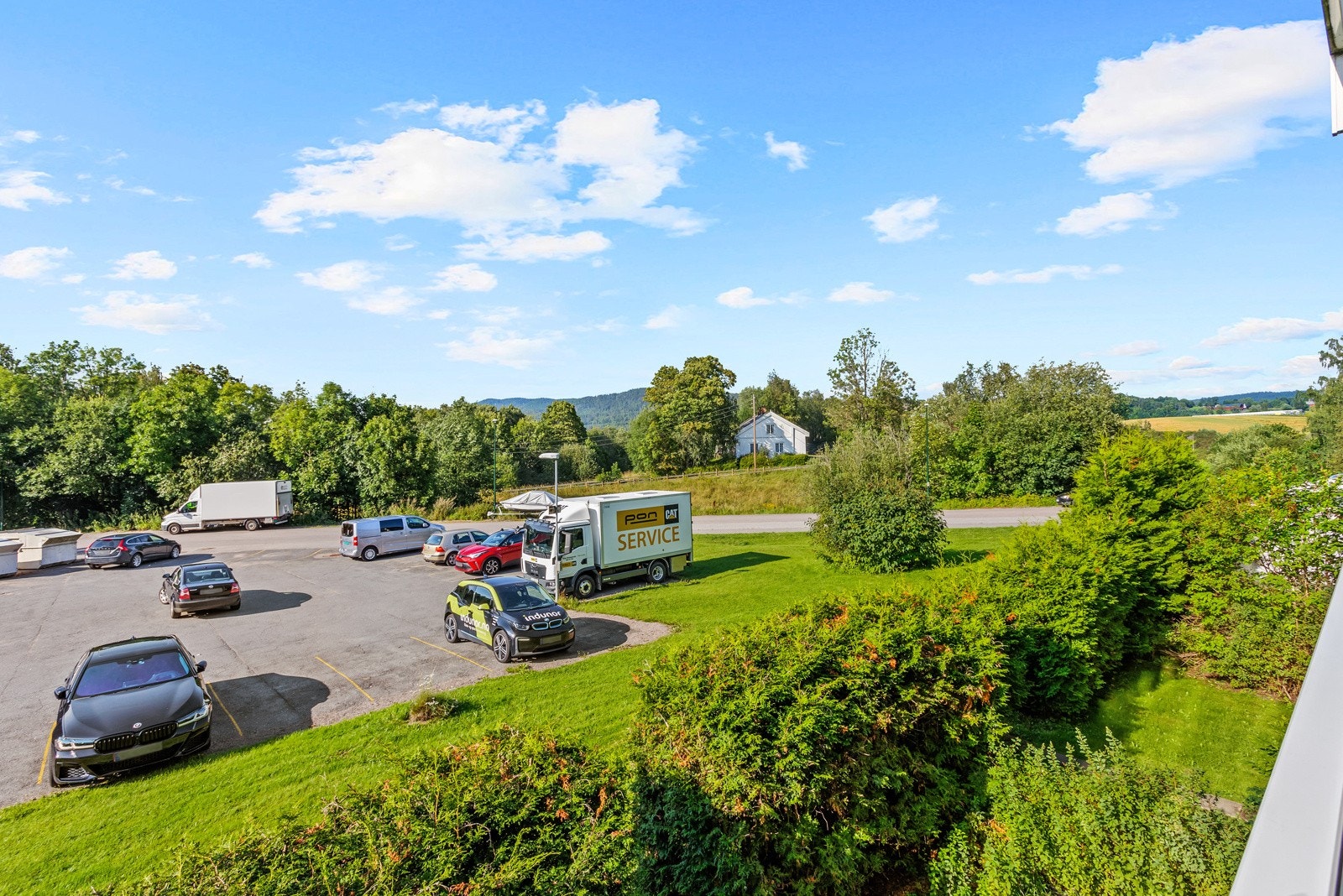 Parkeringsplass til beboerne rett ved. Det er også gjesteparkering og garasjeplasser fordelt etter venteliste. Galleribilde