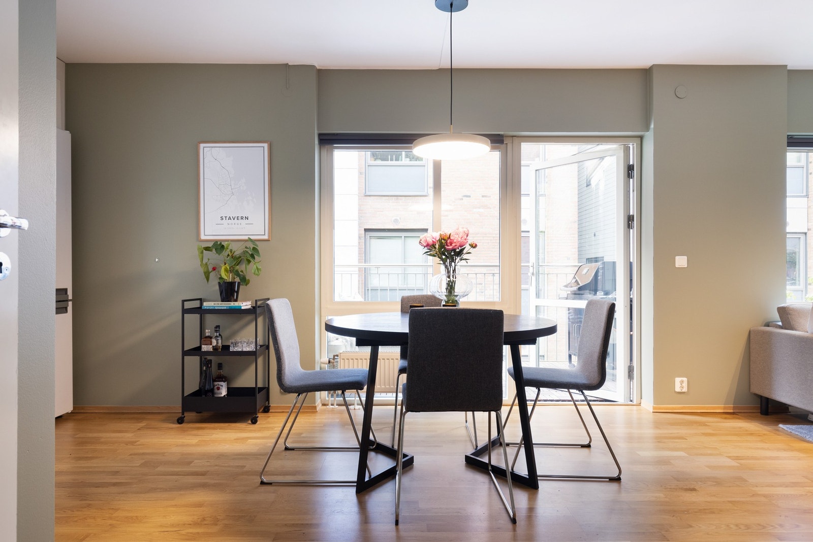Fra oppholdsrommet er det utgang til boligens balkong. Galleribilde