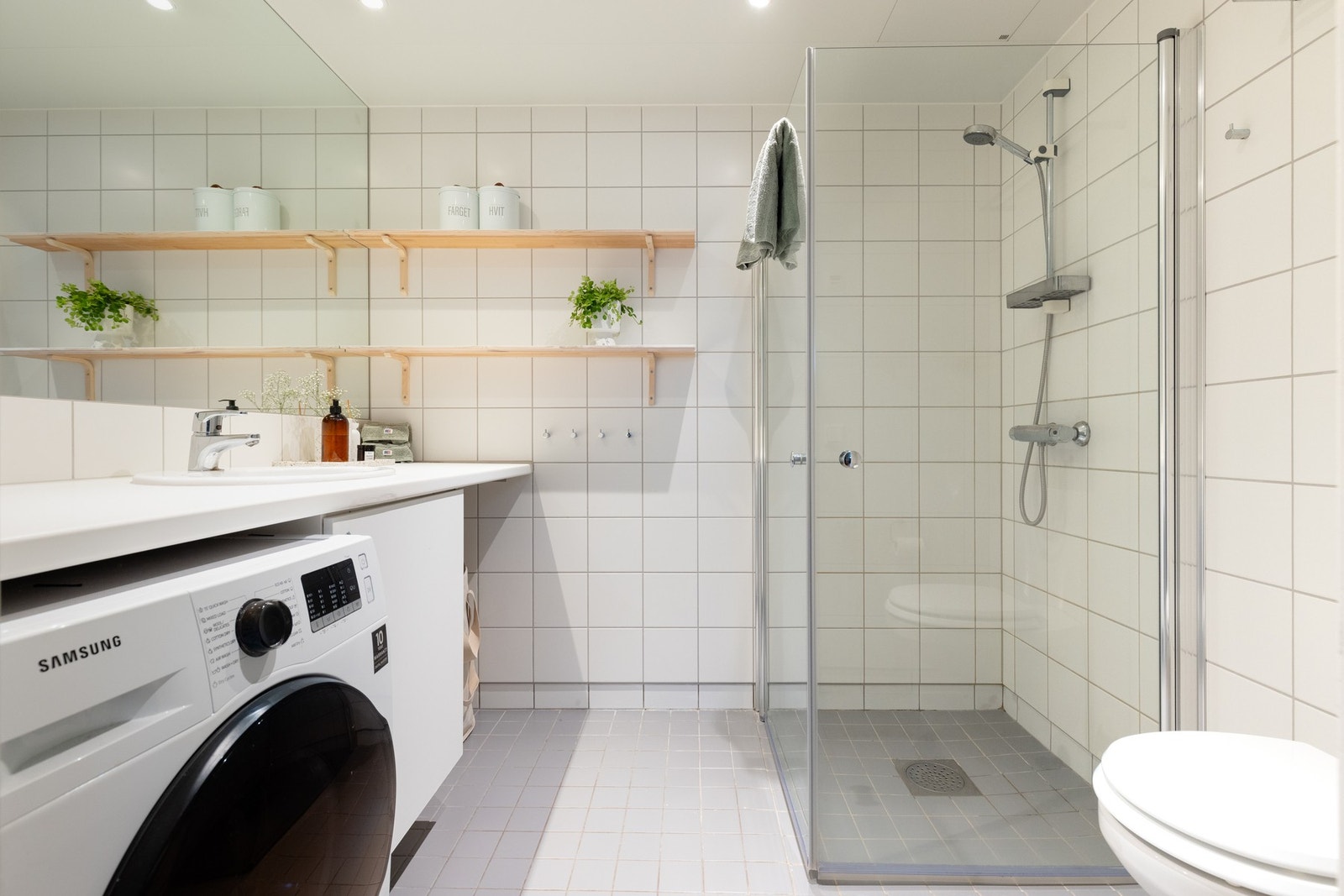 Boligens baderom er lyst, flislagt og har varme i gulv samt downlights i himling. Opplegg for vaskemaskin. Galleribilde