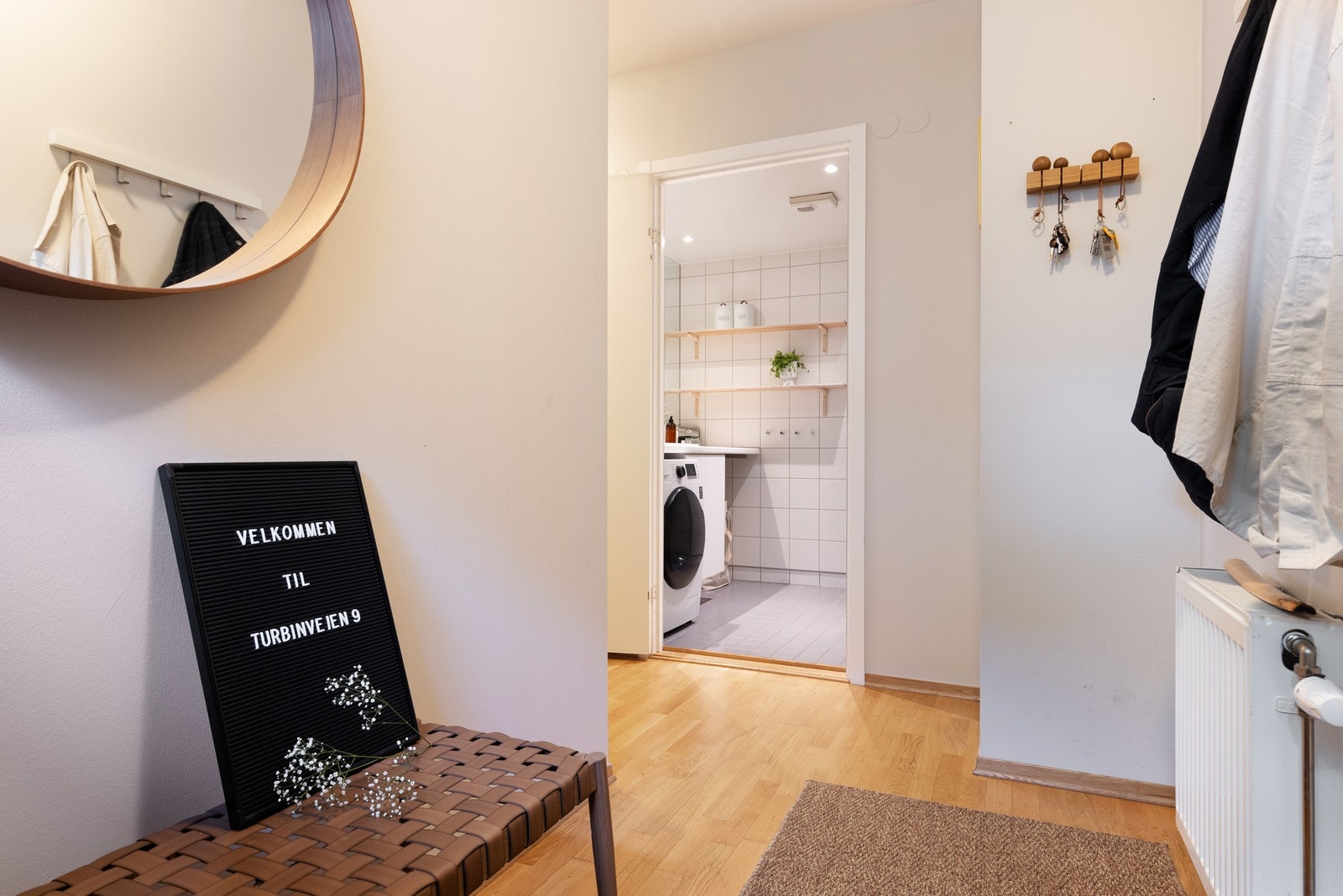 Lys og pen entré med plass til knaggrekke, kommode og lignende. Galleribilde