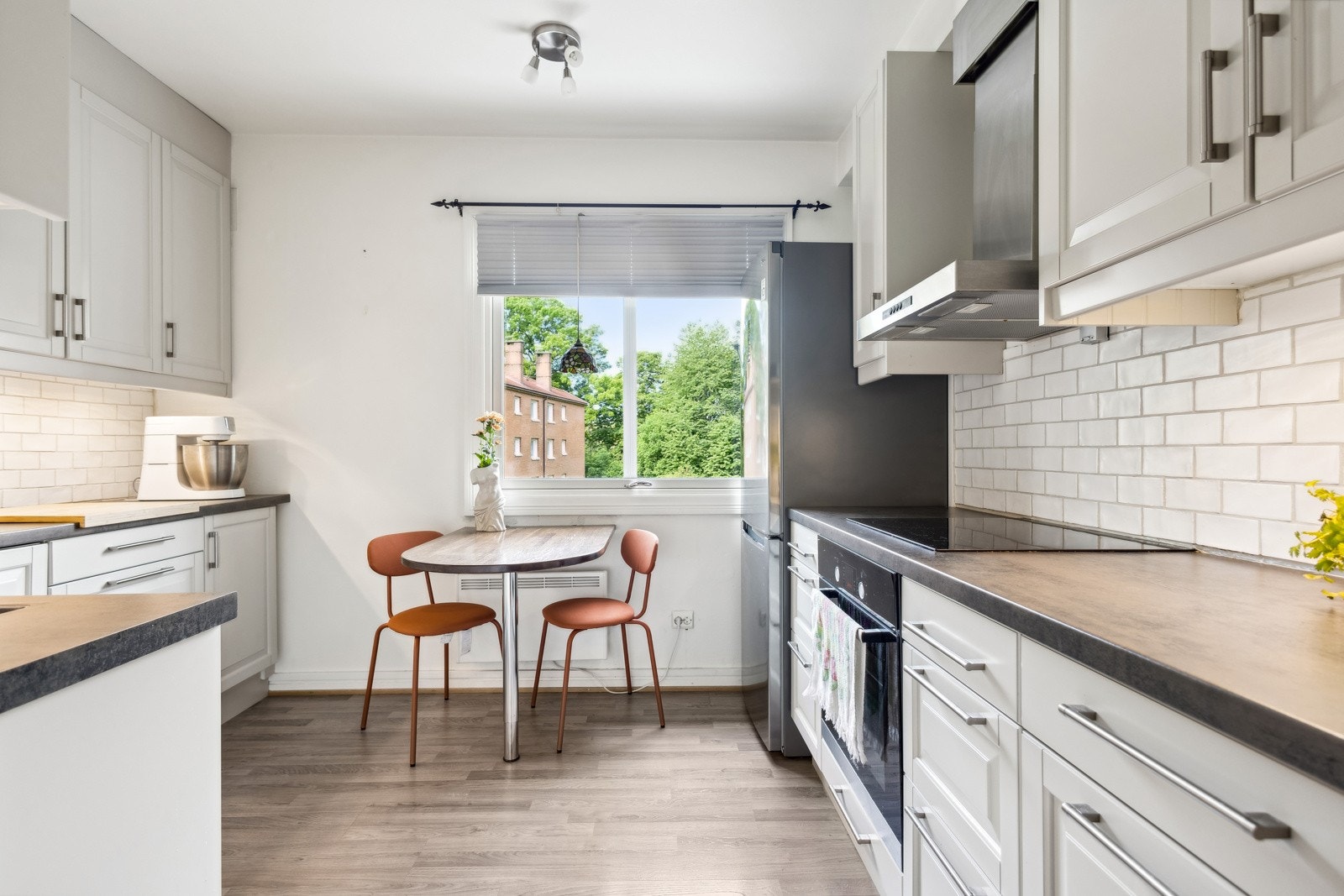 Hyggelig plass til spisebord ved vindu Galleribilde