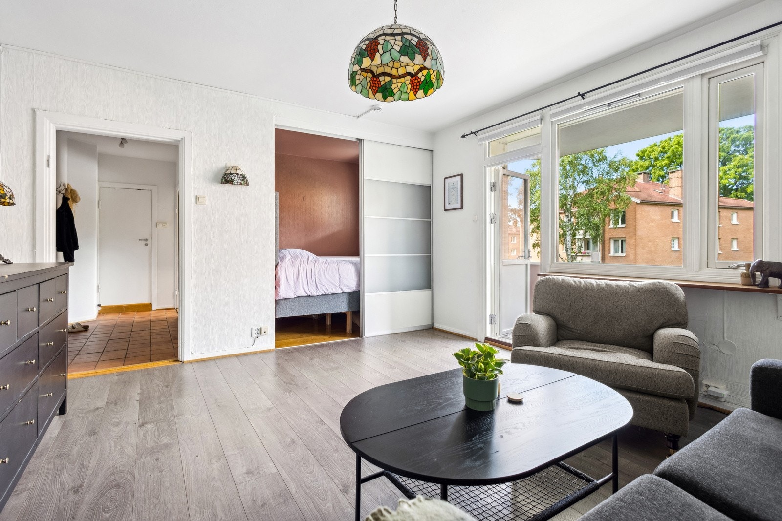 Egen, lukket alkove med skyvedører og lite vindu Galleribilde