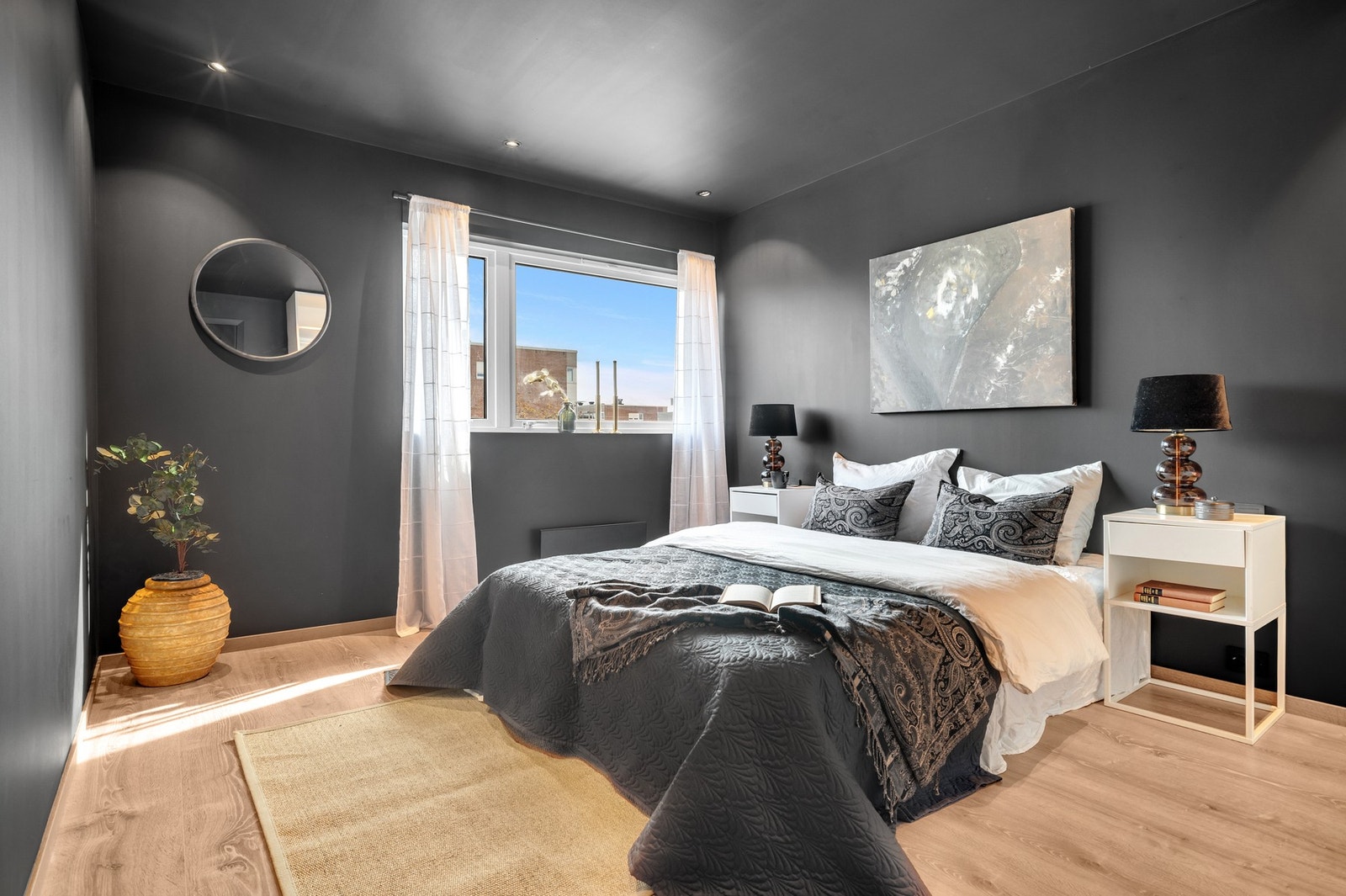 Soverommet er malt i mørke toner og har downlights i himling. Galleribilde