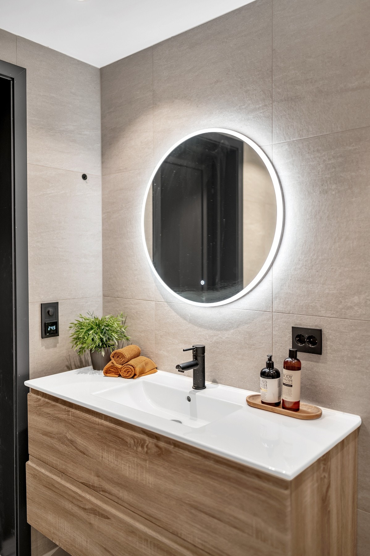 Varmekabler i gulv og downlights i himling. Galleribilde