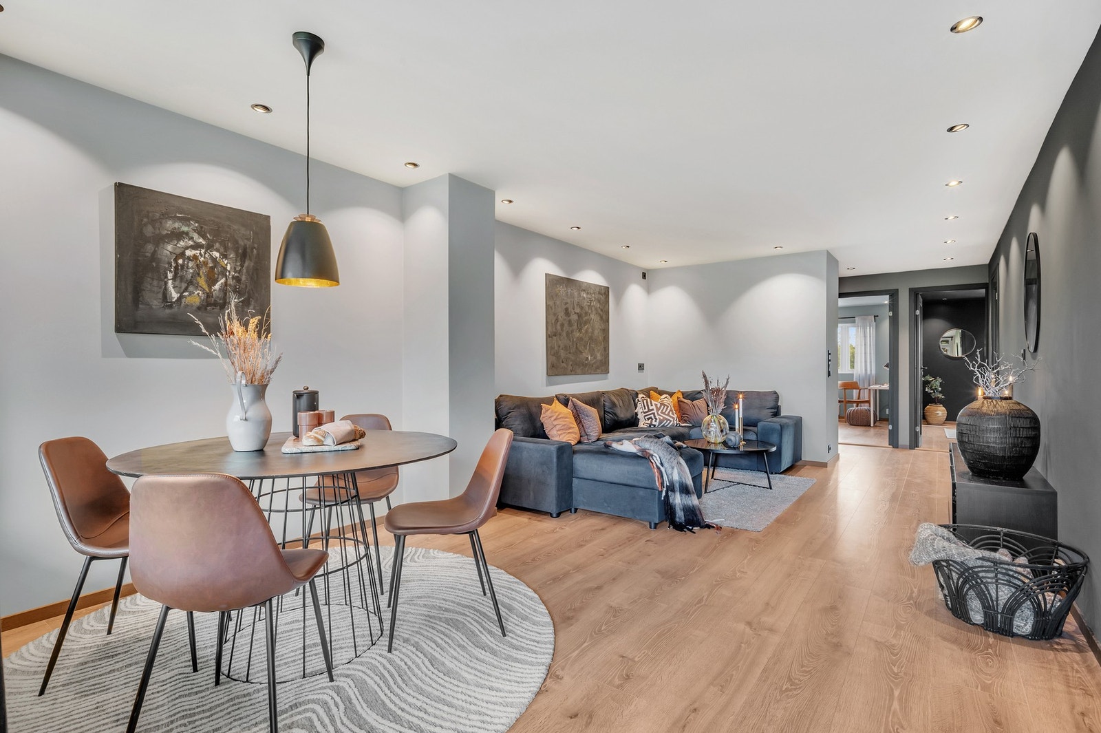 Romslig stue med god plass til sofagruppe og spisebord. Galleribilde