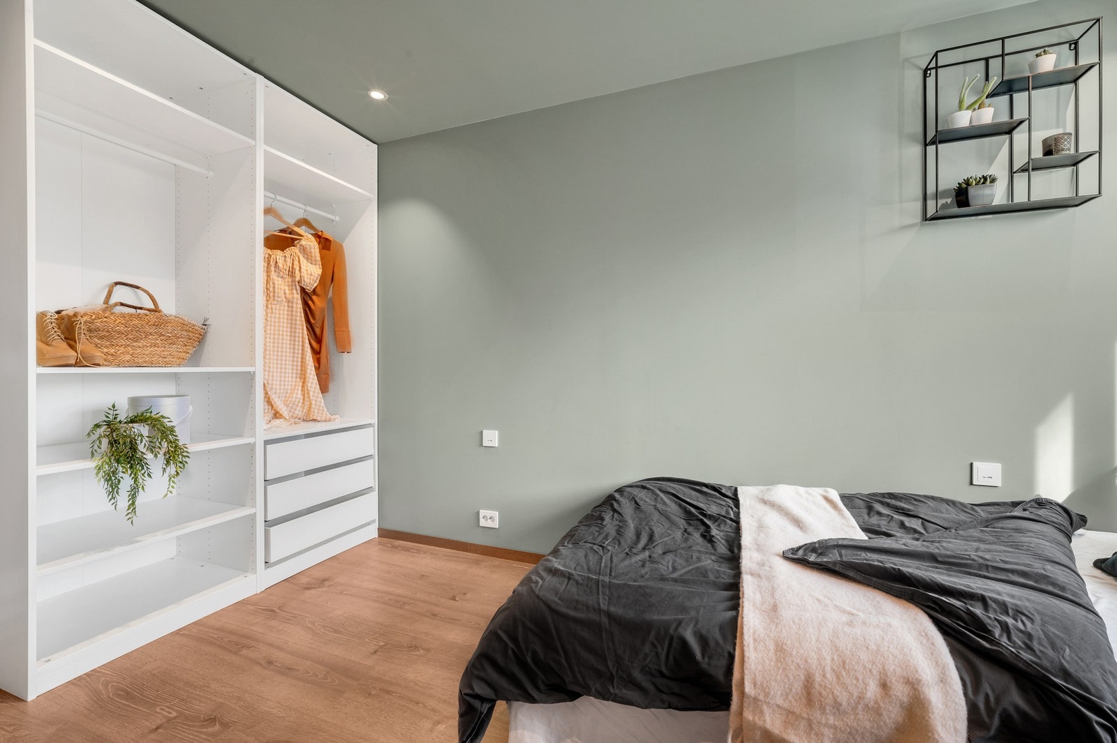 Praktisk garderobe medfølger salget. Galleribilde