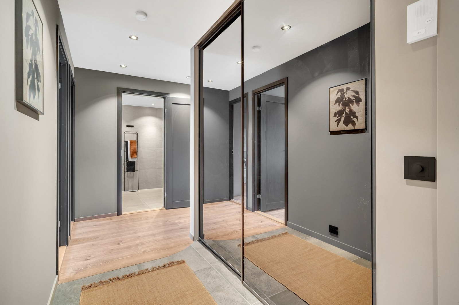 Velkommen inn! Romslig entré med god plass til å henge fra seg klær og sko. Galleribilde