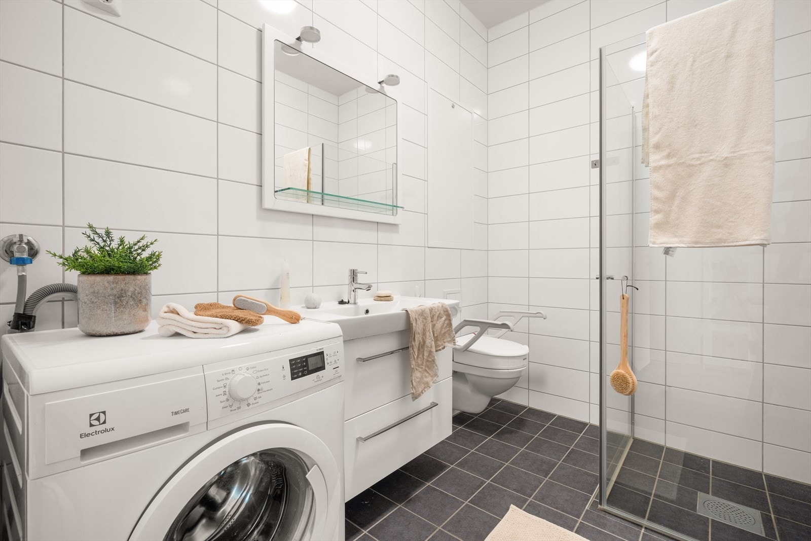 Lyst og flislagt bad, med et moderne uttrykk Galleribilde