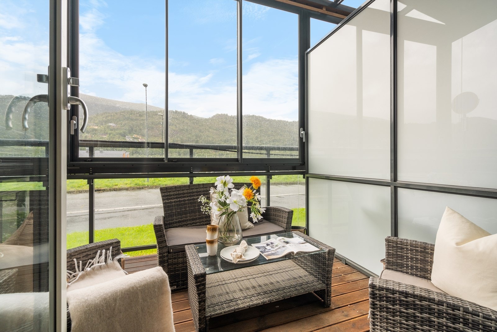 Fra stuen kommer vi ut til en innglasset terrasse Galleribilde