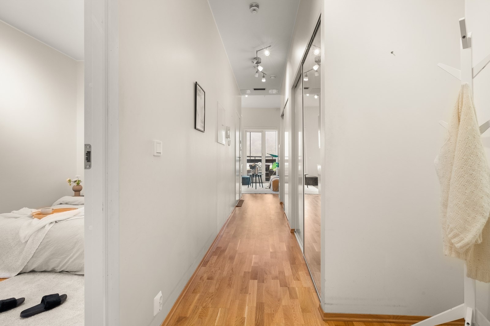 Vi møtes av en lys og romslig entré Galleribilde