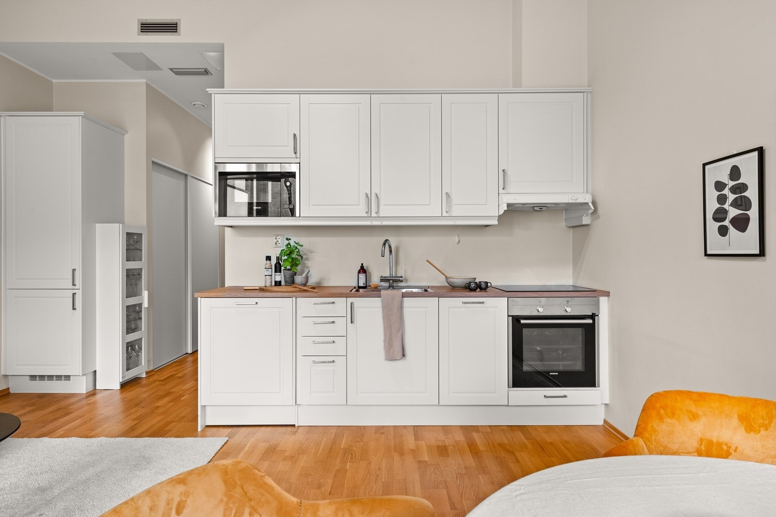 Pen kjøkkeninnredning med profilerte fronter står i stil med resten av leiligheten Galleribilde