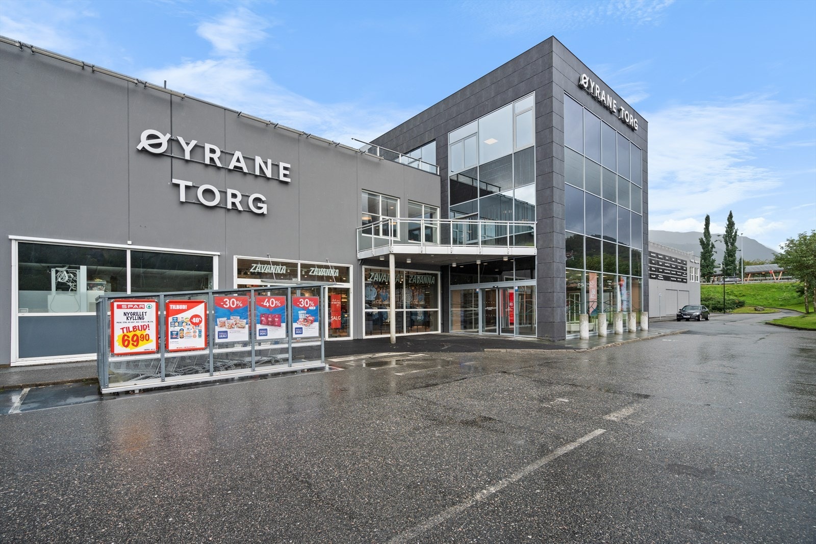 Her finner man dagligvare, apotek, vinmonopol, spisesteder og shoppingmuligheter Galleribilde