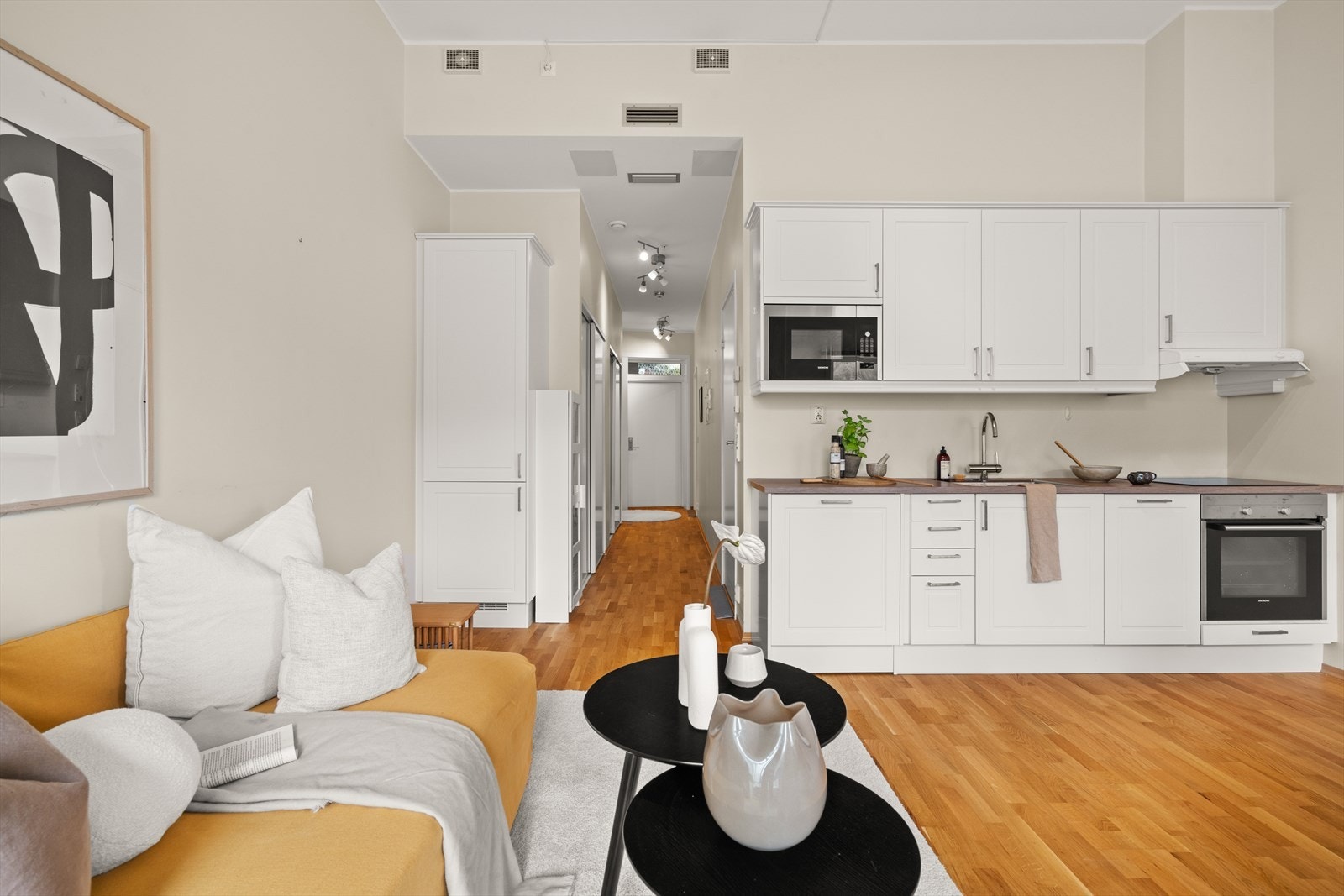 Åpen stue- og kjøkkenløsning gir en sosial utforming. Meget god takhøyde gir en god romfølelse, gjennomgående for hele leiligheten Galleribilde