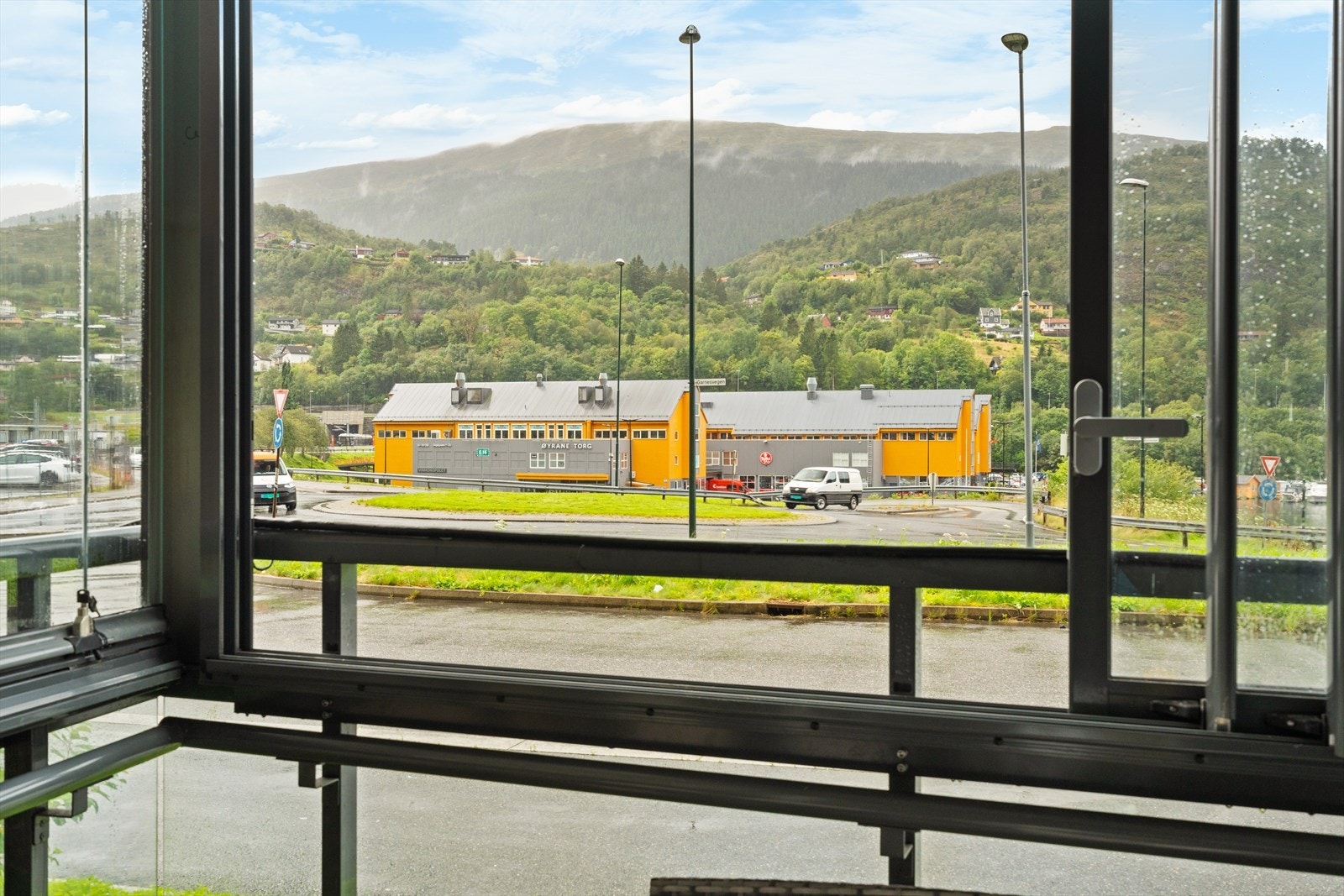 Øyrane Torg ligger rett over gaten Galleribilde