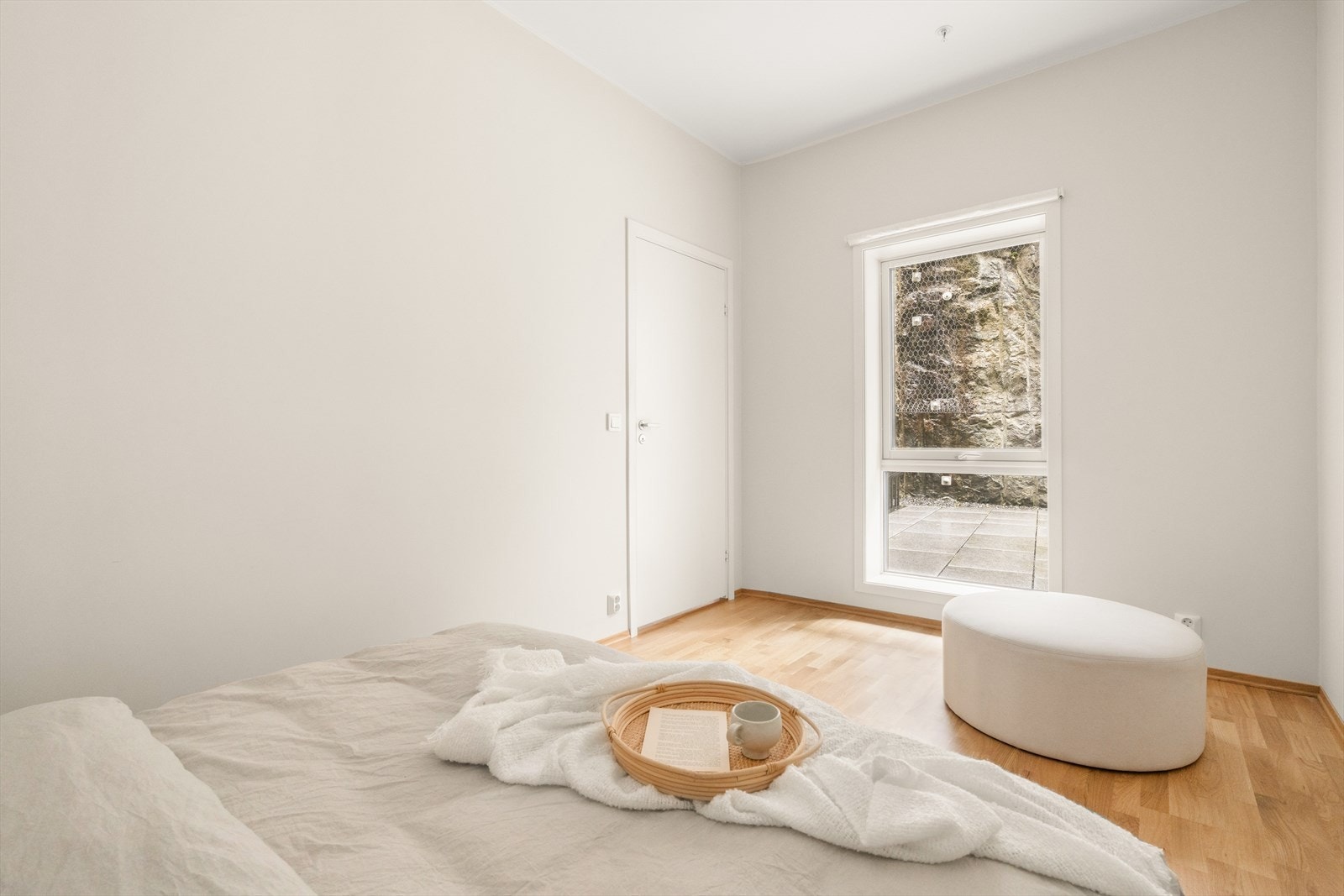 Her er det god plass til å innrede med både dobbelseng og oppbevaringmøbel Galleribilde