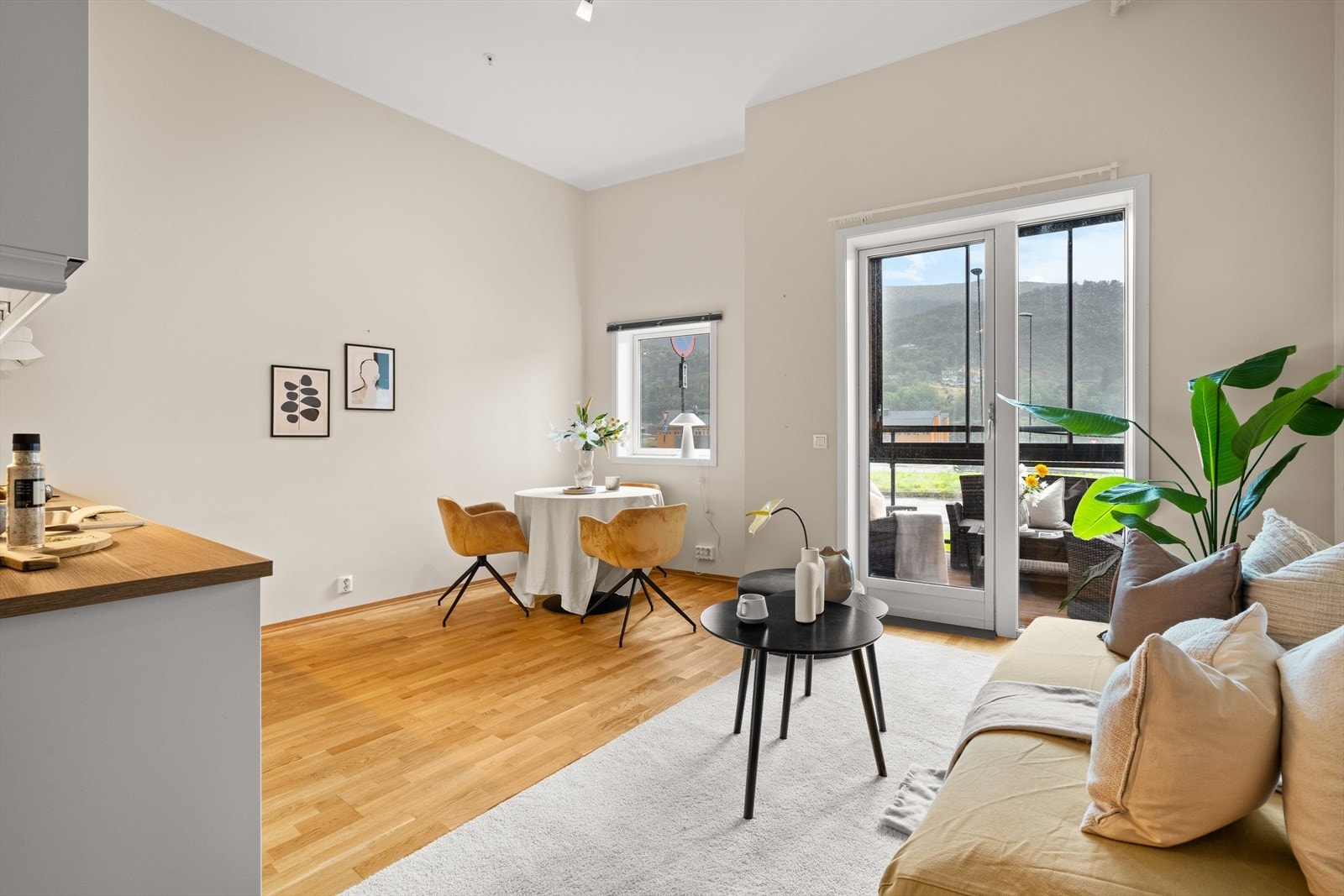 Store vindusflater sørger for rikelig med naturlig lysinnslipp Galleribilde