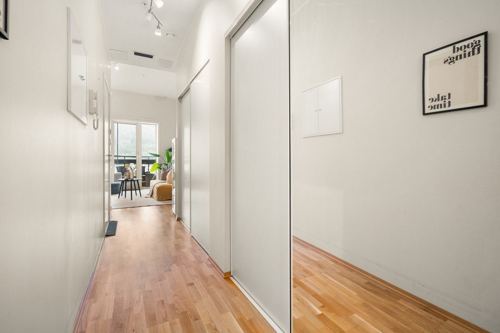 Store skyvedørsgarderober sørger for rikelig med praktisk oppbevaringsplass Galleribilde