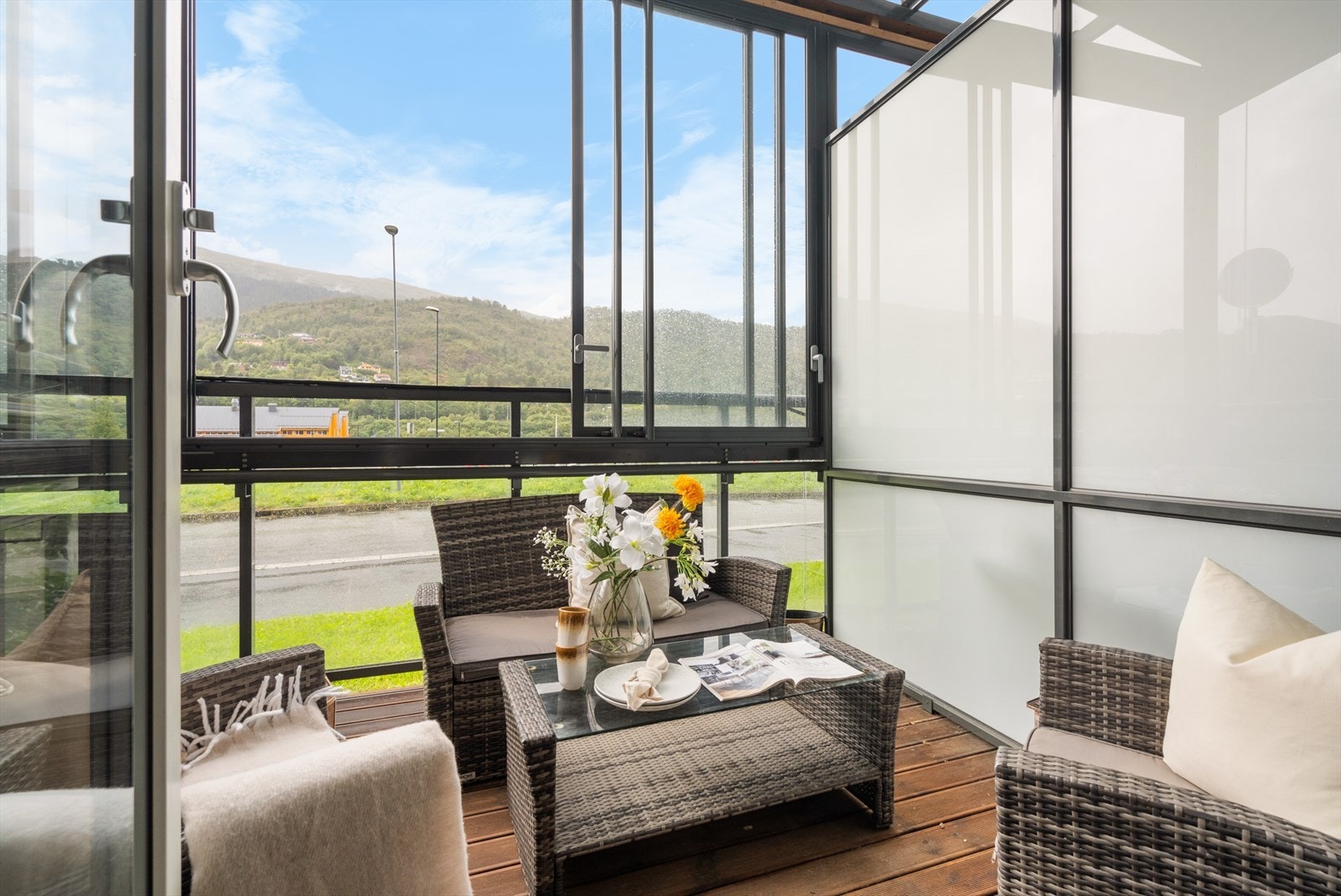 Vinduene kan åpnes for å slippe inn solen. Perfekt helårs uteplass! Galleribilde