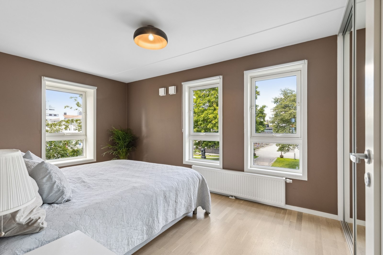 Romslig soverom med store vinduer som slipper inn rikelig med naturlig lys Galleribilde