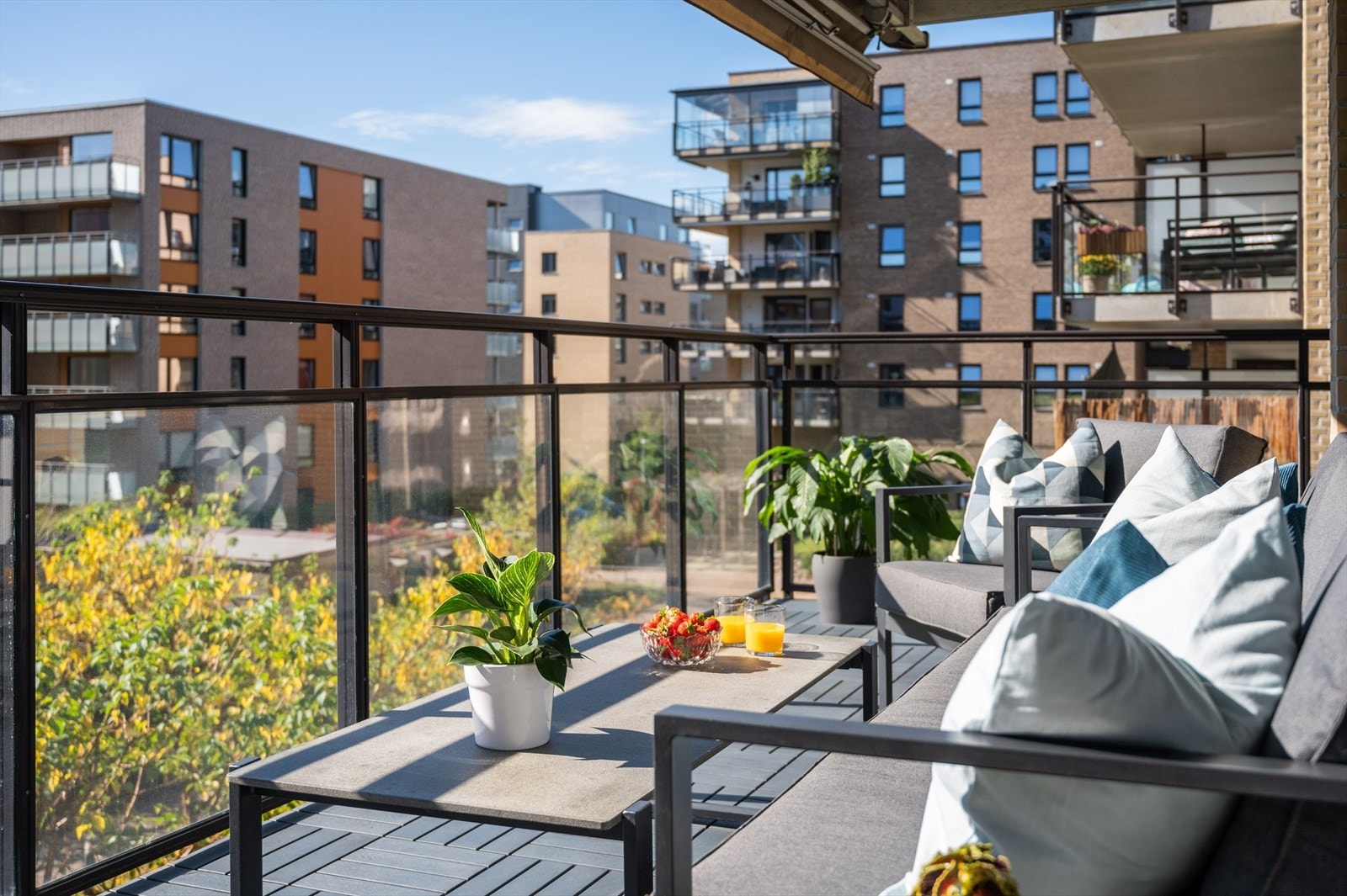 Fra stuen er det utgang til en hjørnebalkong på 22,5 m² Galleribilde