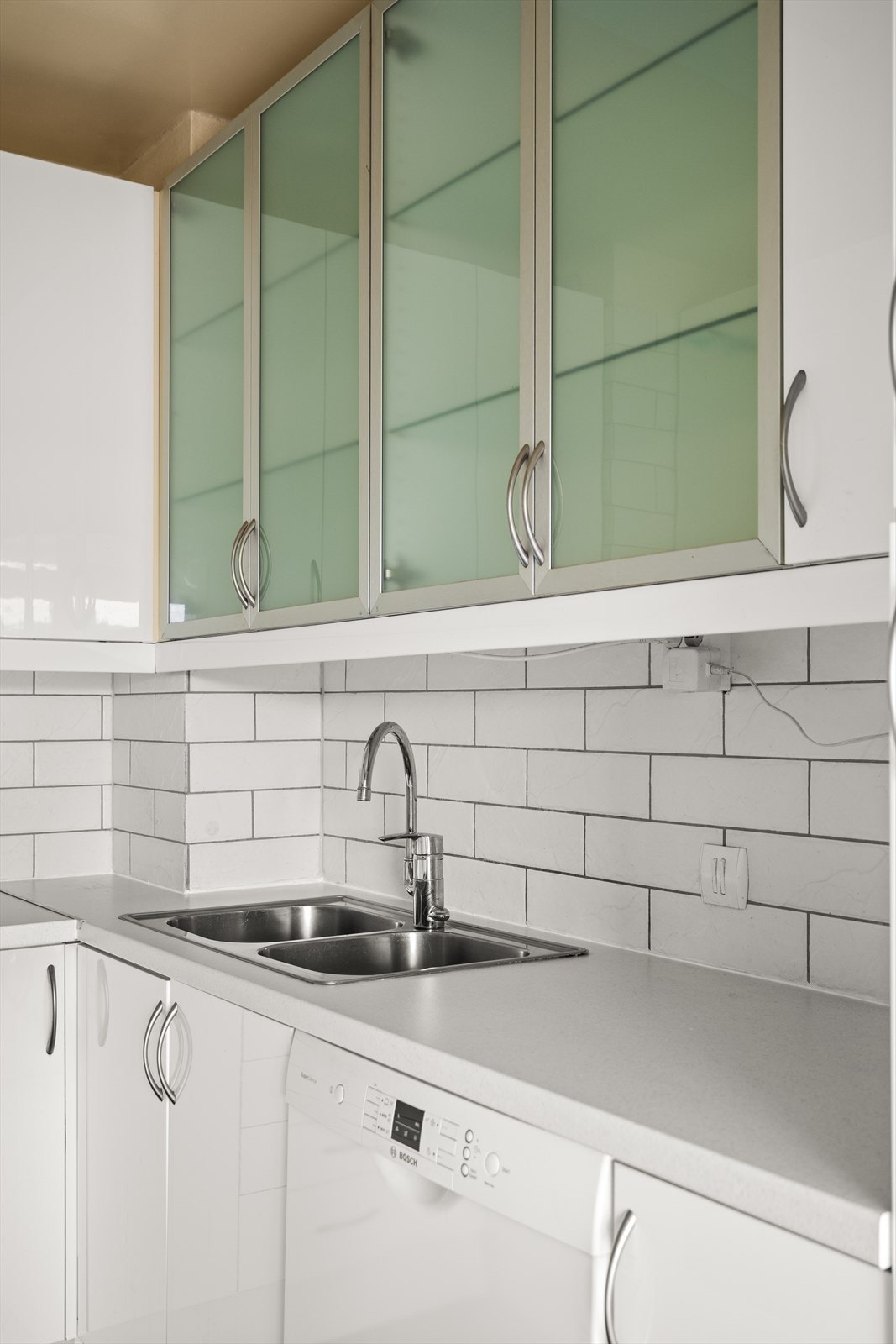 Kjøkkenet fremstår med glatte/glass fronter. Laminert benkeplate med oppvaskkum og 1-greps blandebatteri. Lys under overskap, ventilator med kullfilter. Galleribilde