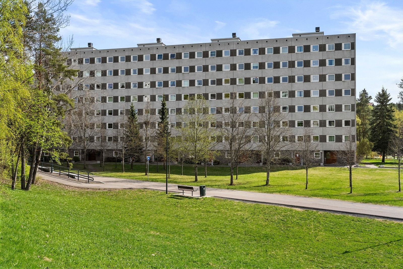 Boligen beliggende i byggets toppetasje (7.etg.). Det er heis i bygget. Borettslaget består av 882 andelsleiligheter. Galleribilde