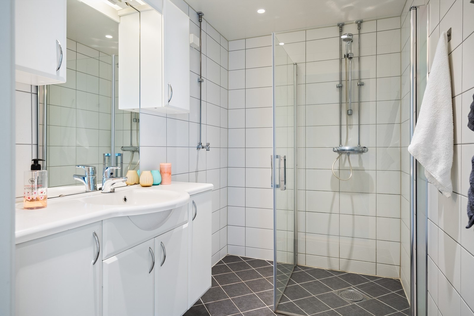 Boligens bad er av god størrelse og ble oppusset i 2019 i regi av borettslaget. Det er opplegg for vaskemaskin og underliggende gulvvarme på badet. Galleribilde