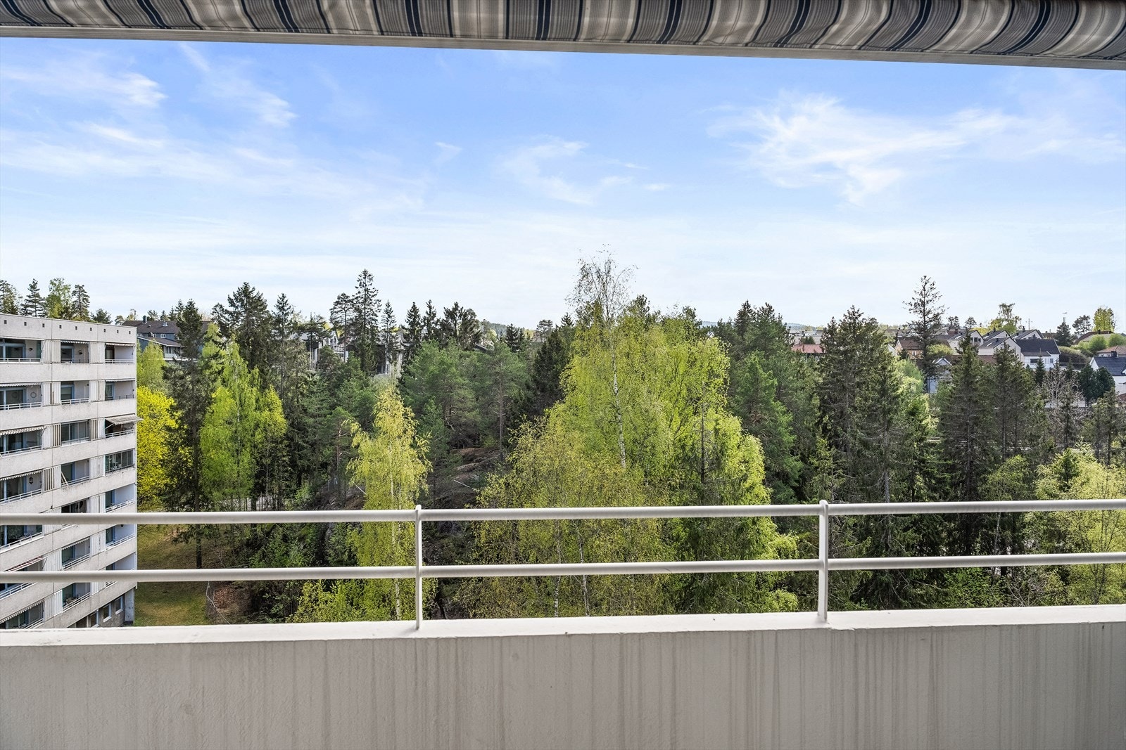 I toppetasjen får du en luftig utsyn fra balkongen. Gode solforhold. Galleribilde