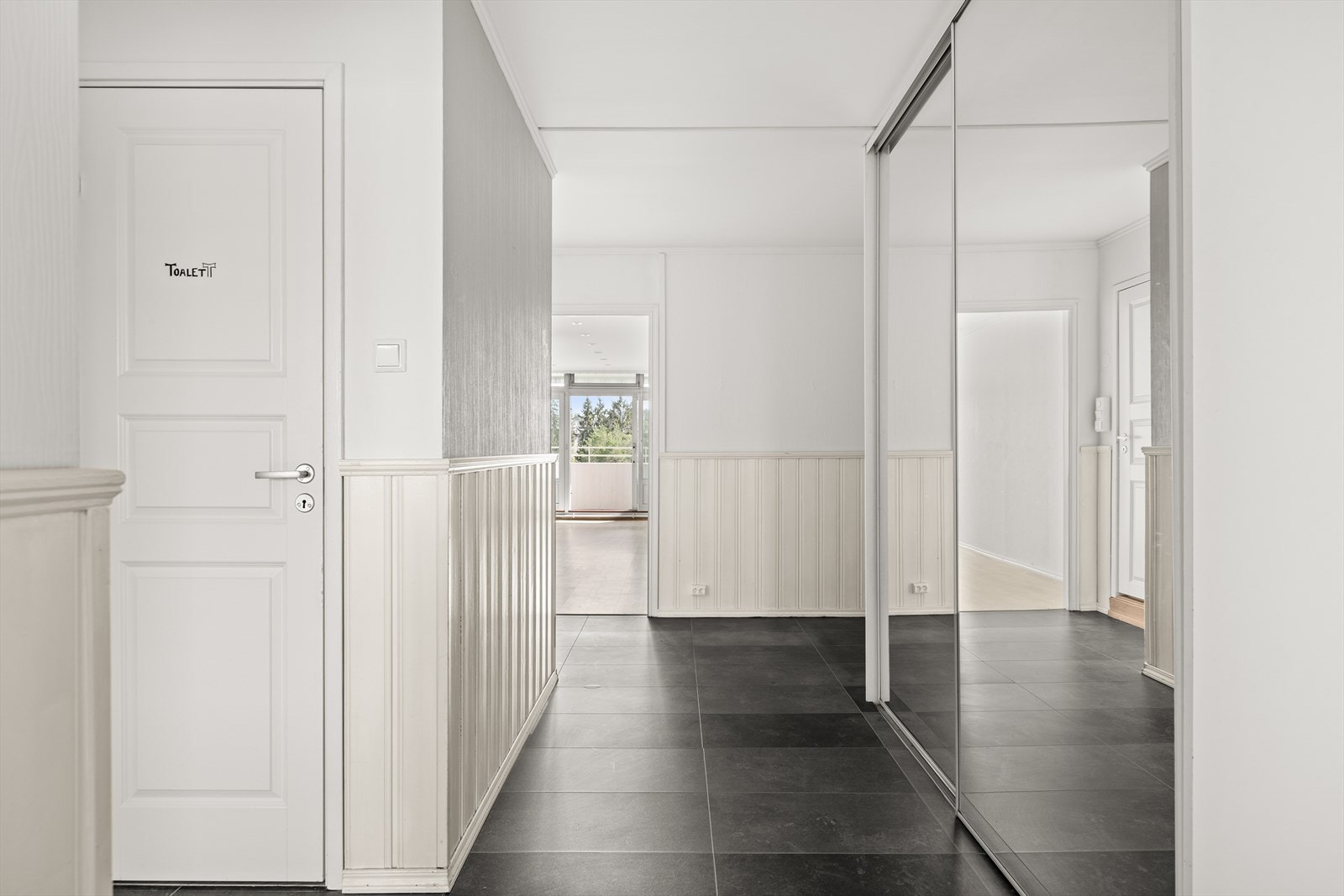 Boligen har en lys og luftig entre med god plass for oppbevaring i den store skyvedørsgarderoben. Galleribilde