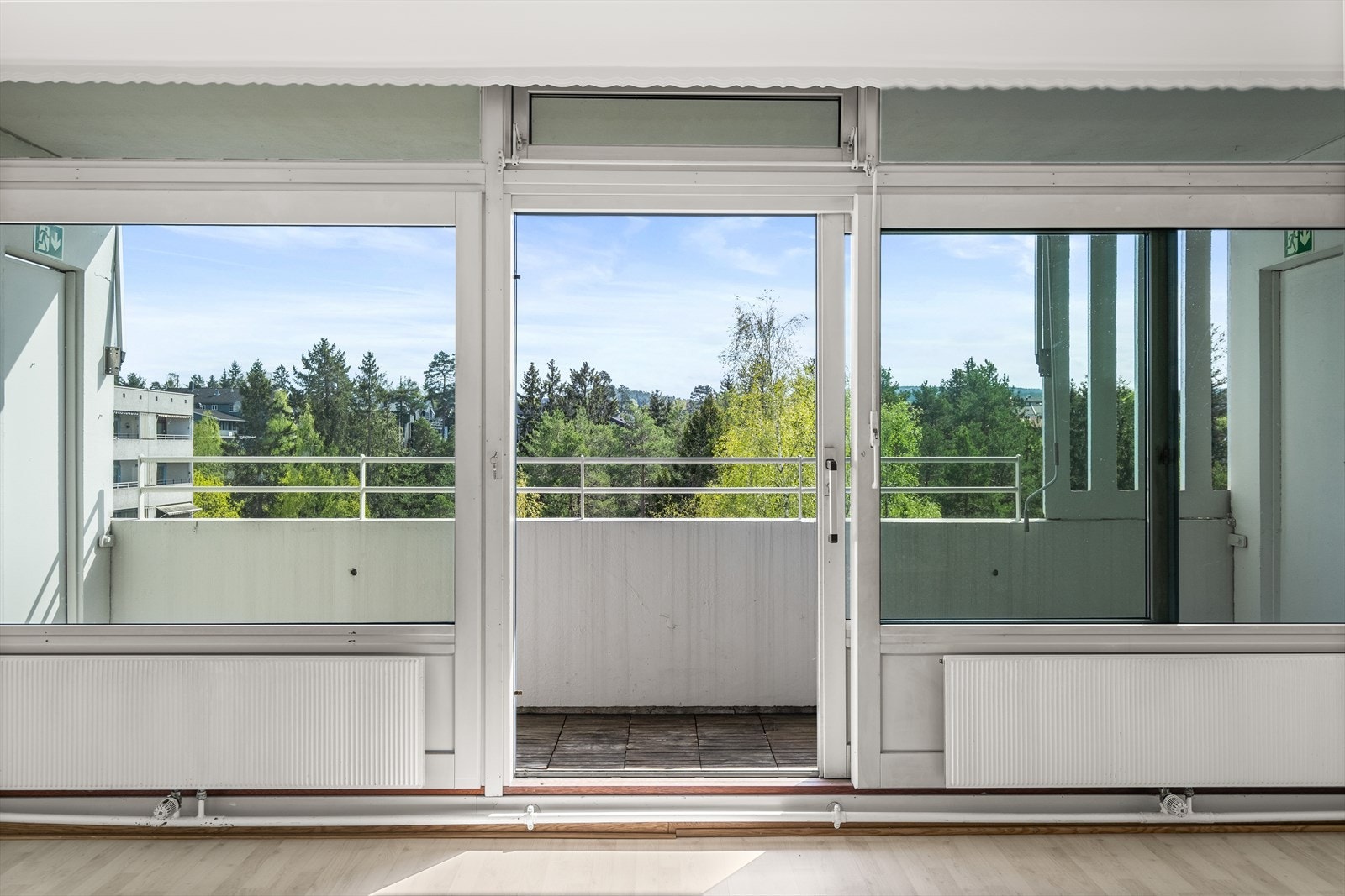 Fra stuen har du tilgang til boligens solrike balkong på ca. 7m². Balkongen vender mot sør. Gulvet er belagt med trebrikker på støpt betongdekke. Galleribilde