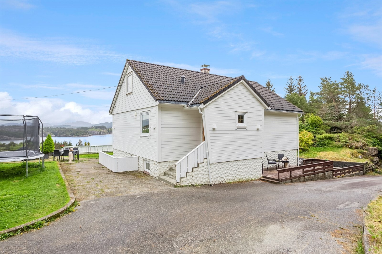 Eiendommen har en god beliggenhet på Fauskanger og nyter en stor og solrik tomt med nydelig sjøutsikt! Galleribilde
