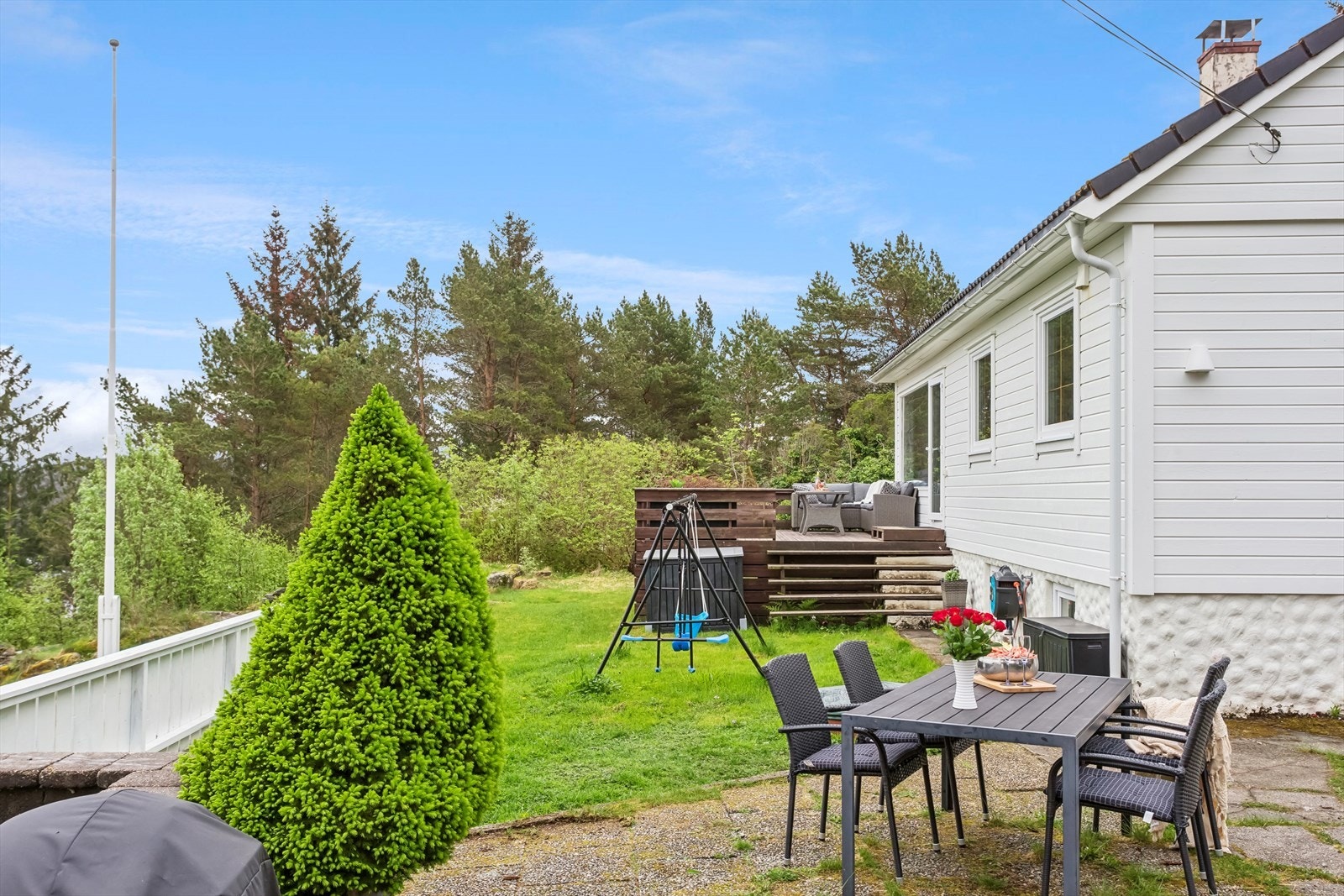På eiendommen nyter du solen på midtsommer fra ca. 05.30 til 22.00! Galleribilde