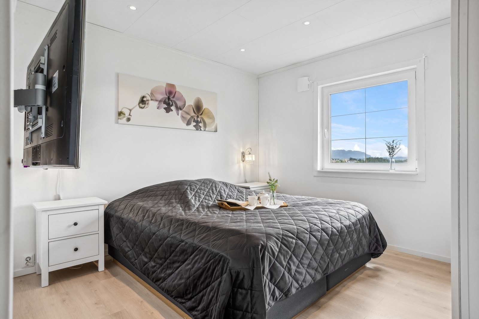 Hovedsoverommet ligger i 1.etg og utgjør ca. 11,7 m² Galleribilde