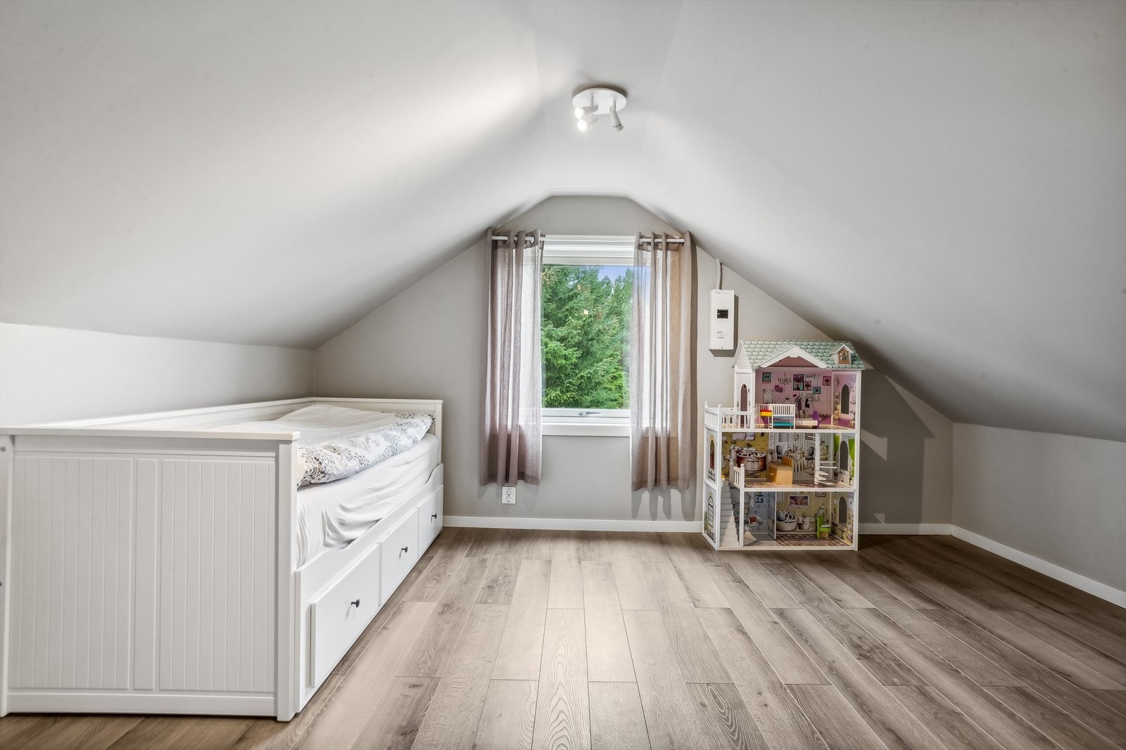 På loftet er det to soverom på hhv ca. 16,0 og 17,4 m² Galleribilde